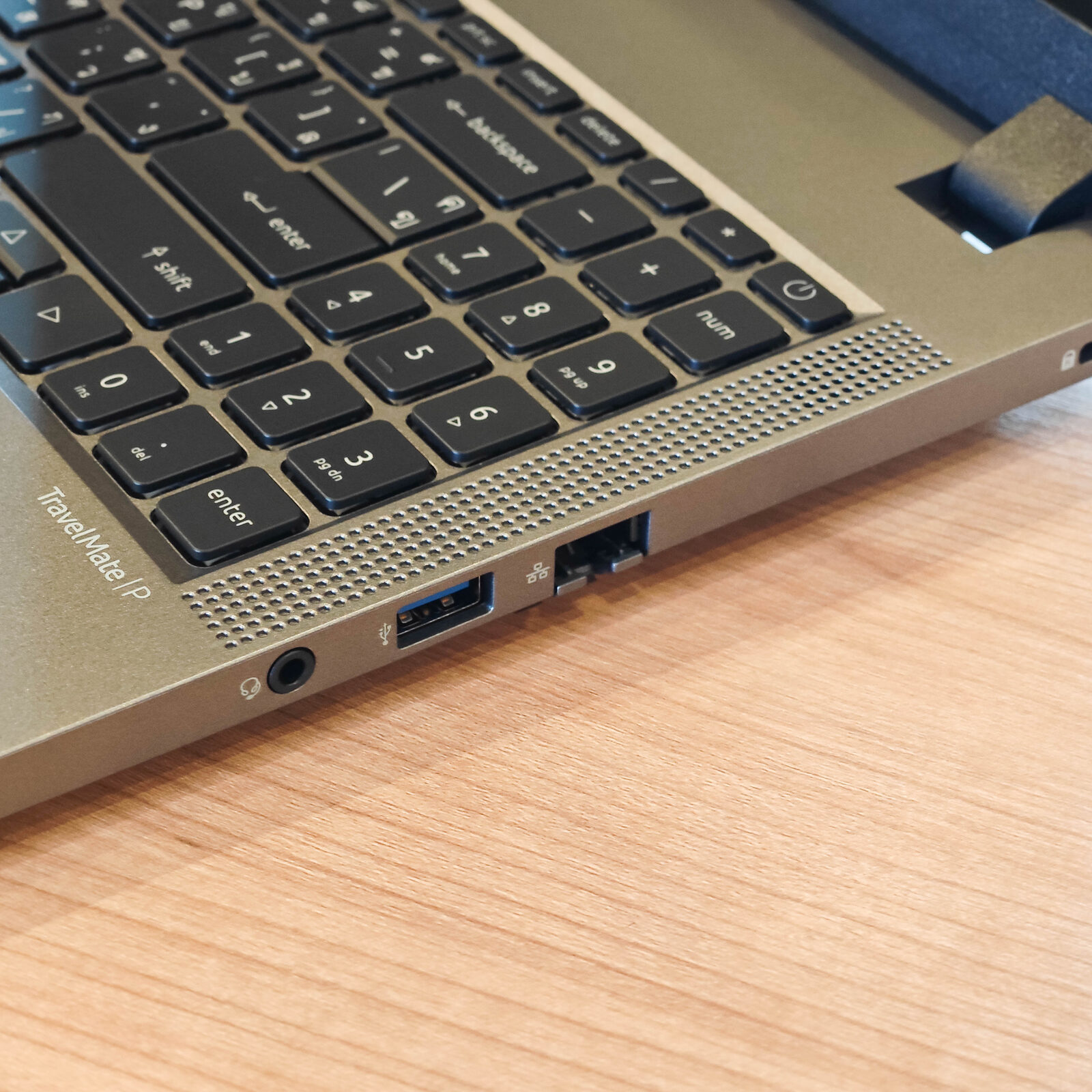 ภาพแกะกล่องสินค้า (Unboxing) แสดงสินค้าจริงและอุปกรณ์ภายในกล่อง ภาพที่ 4