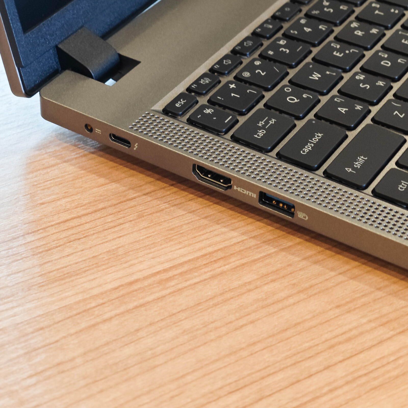 ภาพแกะกล่องสินค้า (Unboxing) แสดงสินค้าจริงและอุปกรณ์ภายในกล่อง ภาพที่ 5