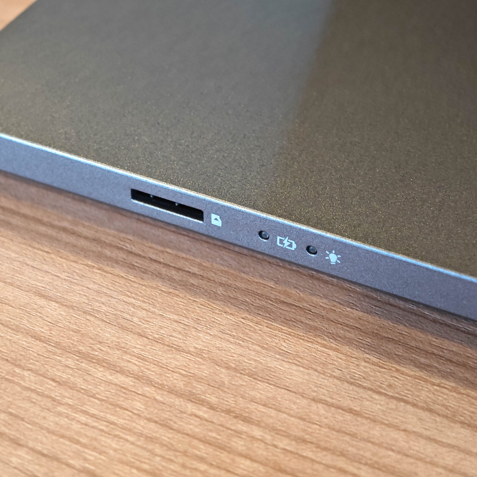 ภาพแกะกล่องสินค้า (Unboxing) แสดงสินค้าจริงและอุปกรณ์ภายในกล่อง ภาพที่ 9