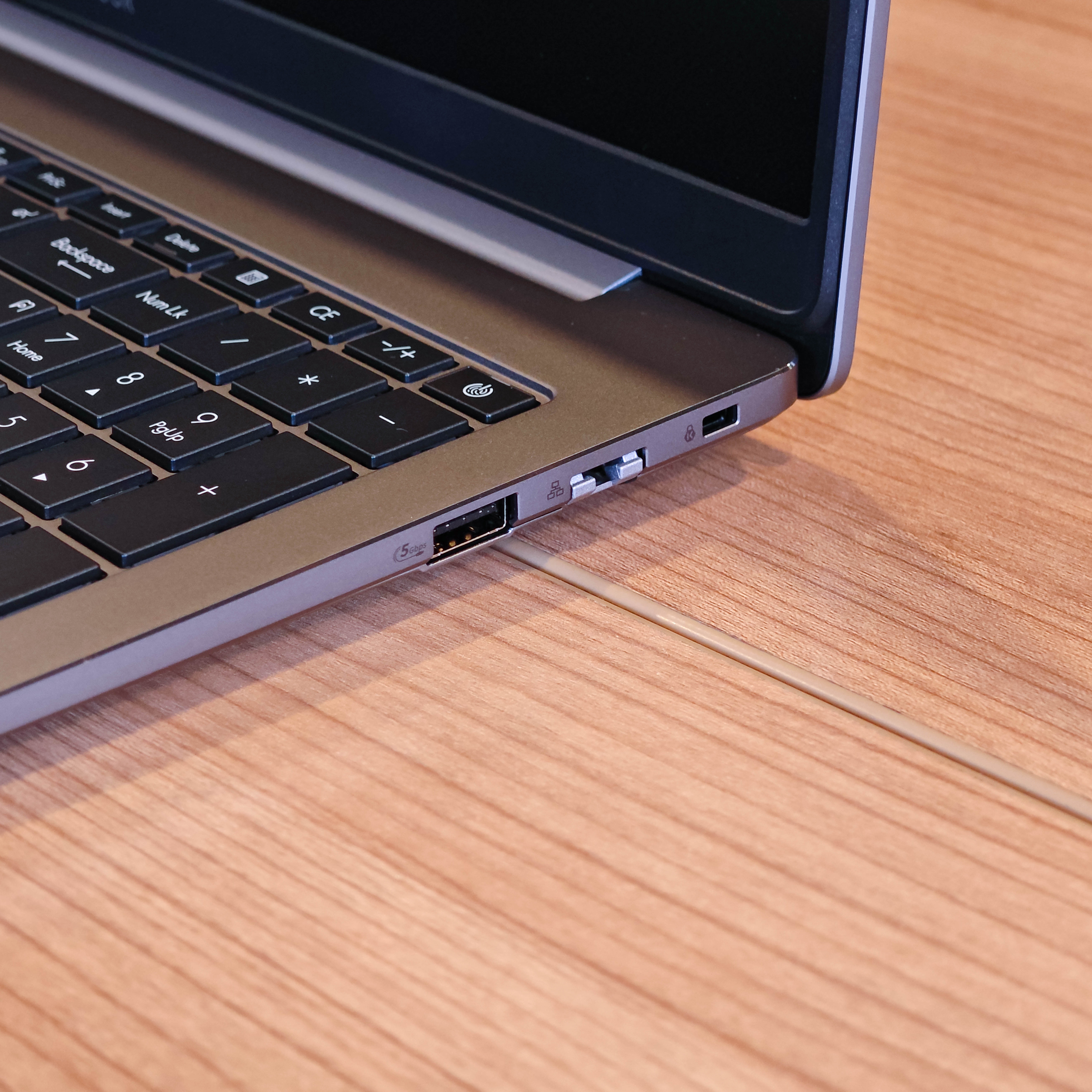 ภาพแกะกล่องสินค้า (Unboxing) แสดงสินค้าจริงและอุปกรณ์ภายในกล่อง ภาพที่ 6