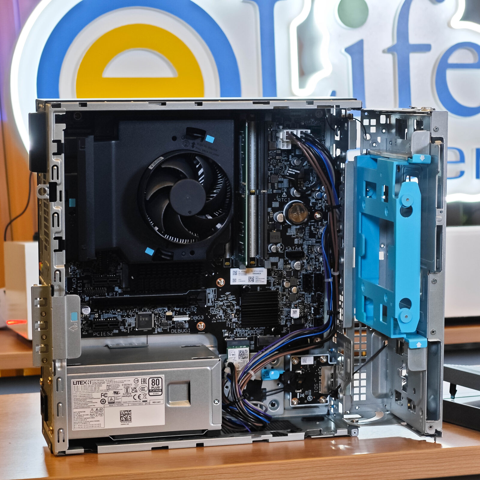 ภาพแกะกล่องสินค้า (Unboxing) แสดงสินค้าจริงและอุปกรณ์ภายในกล่อง ภาพที่ 4