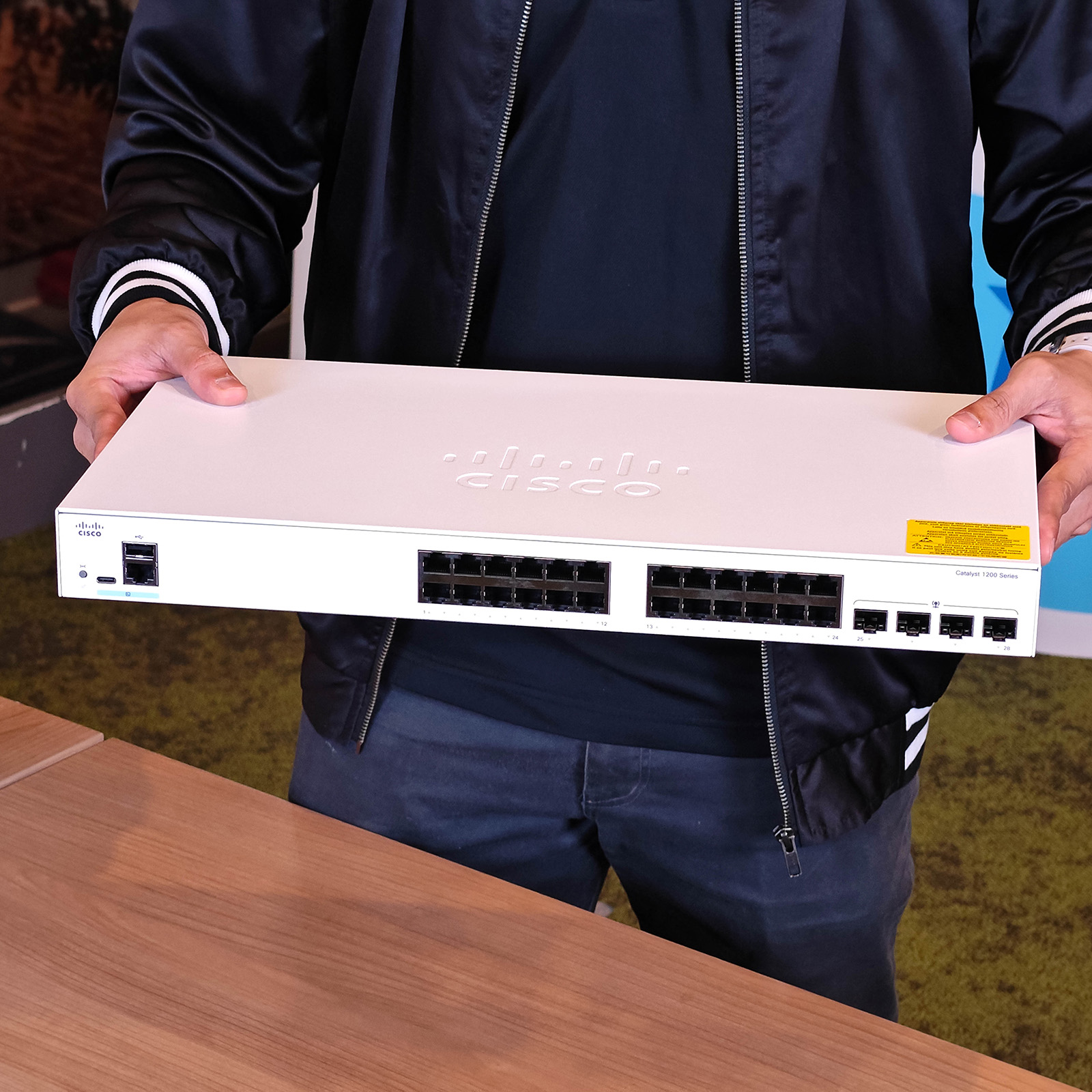 ภาพแกะกล่องสินค้า (Unboxing) แสดงสินค้าจริงและอุปกรณ์ภายในกล่อง ภาพที่ 1