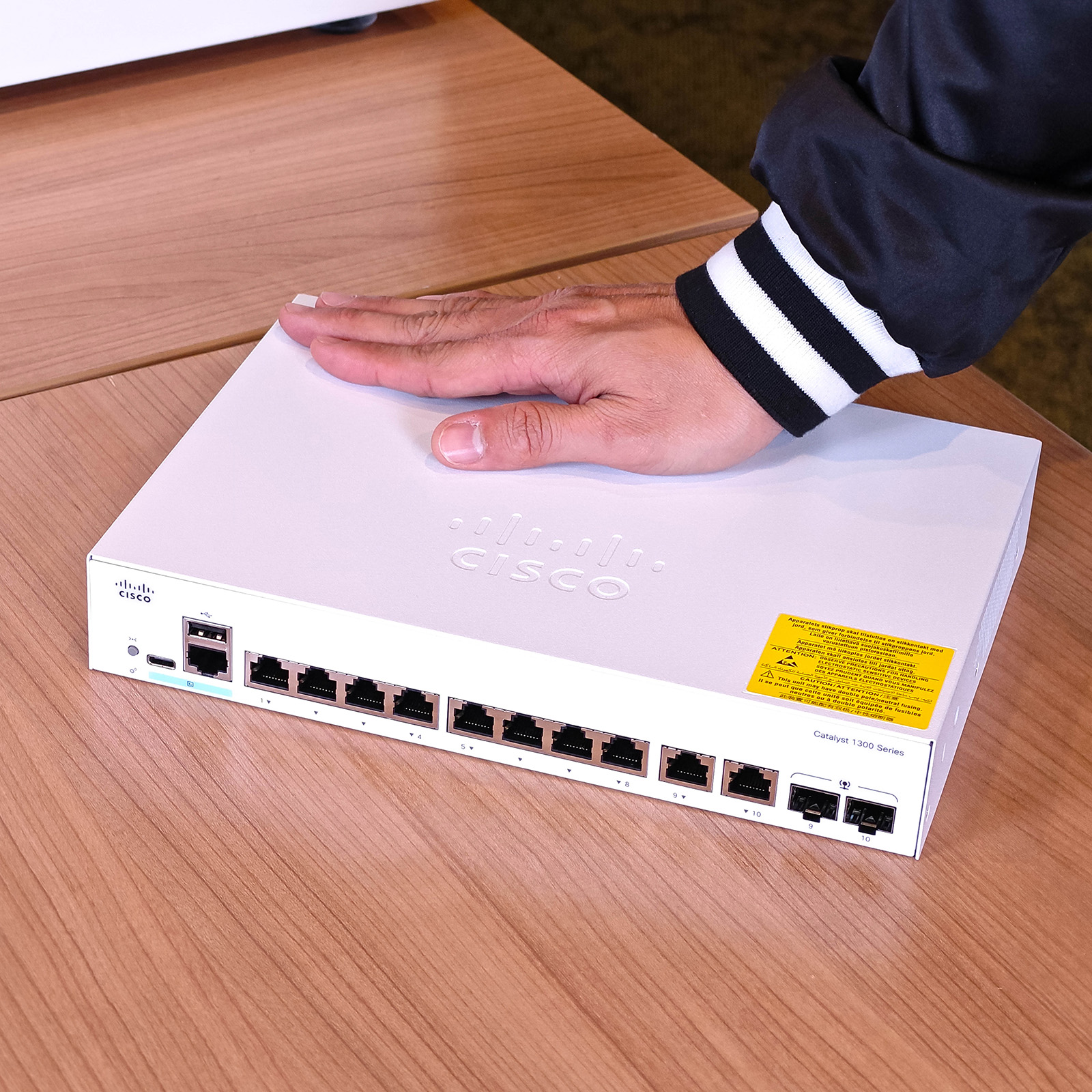 ภาพแกะกล่องสินค้า (Unboxing) แสดงสินค้าจริงและอุปกรณ์ภายในกล่อง ภาพที่ 1