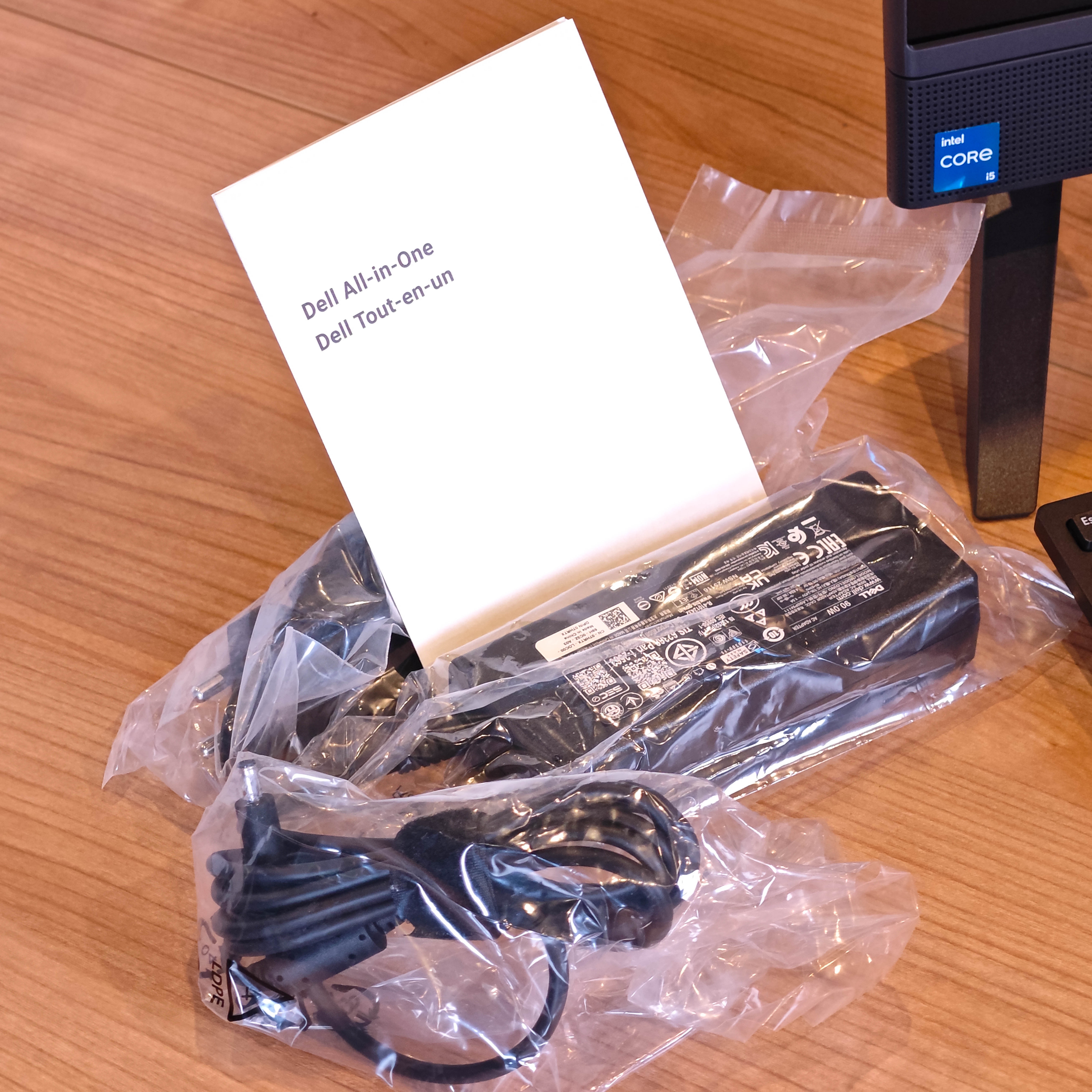 ภาพแกะกล่องสินค้า (Unboxing) แสดงสินค้าจริงและอุปกรณ์ภายในกล่อง ภาพที่ 2