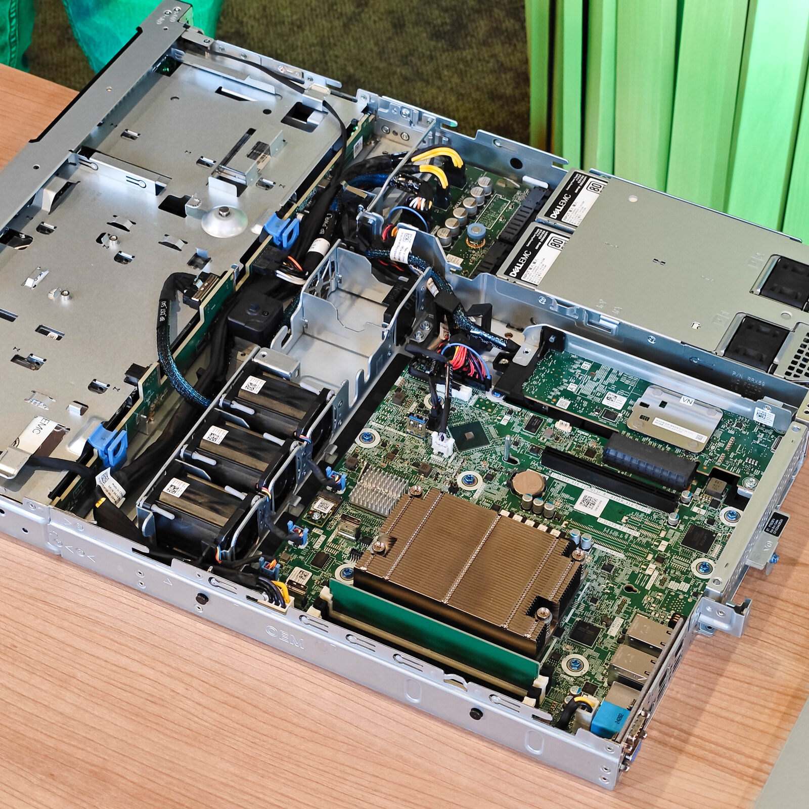 ภาพแกะกล่องสินค้า (Unboxing) แสดงสินค้าจริงและอุปกรณ์ภายในกล่อง ภาพที่ 2