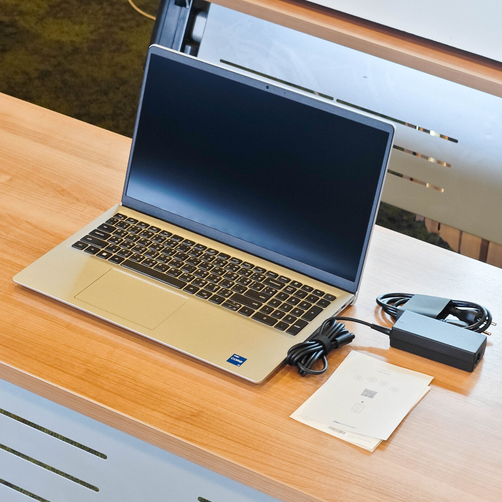 ภาพแกะกล่องสินค้า (Unboxing) แสดงสินค้าจริงและอุปกรณ์ภายในกล่อง ภาพที่ 2