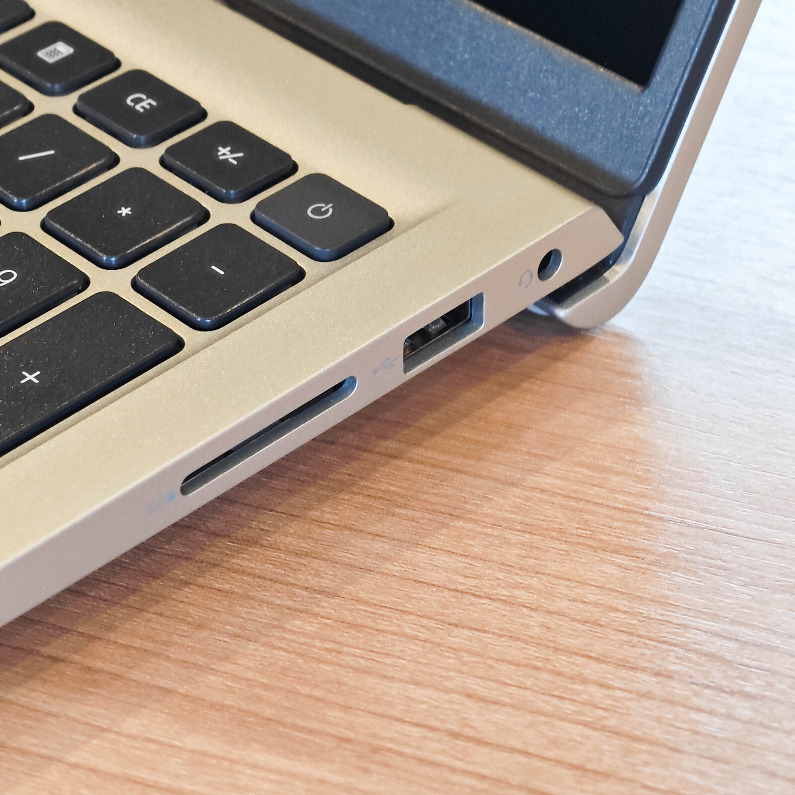 ภาพแกะกล่องสินค้า (Unboxing) แสดงสินค้าจริงและอุปกรณ์ภายในกล่อง ภาพที่ 4