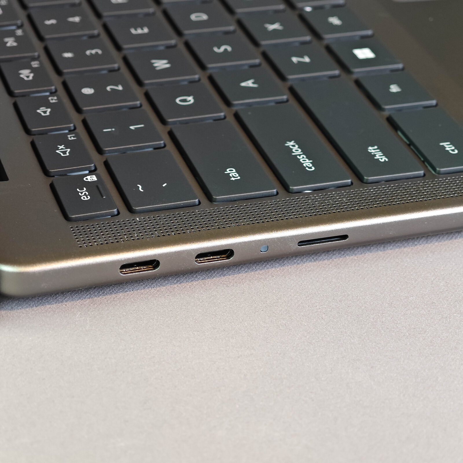 ภาพแกะกล่องสินค้า (Unboxing) แสดงสินค้าจริงและอุปกรณ์ภายในกล่อง ภาพที่ 4