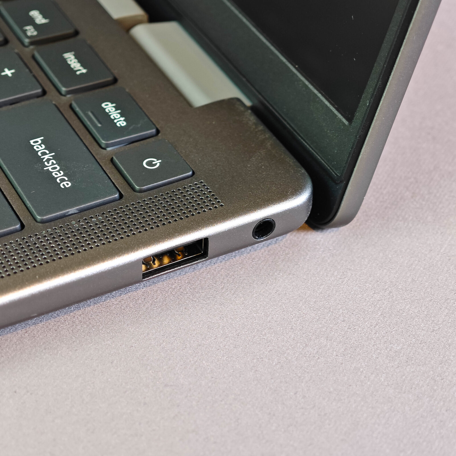 ภาพแกะกล่องสินค้า (Unboxing) แสดงสินค้าจริงและอุปกรณ์ภายในกล่อง ภาพที่ 5