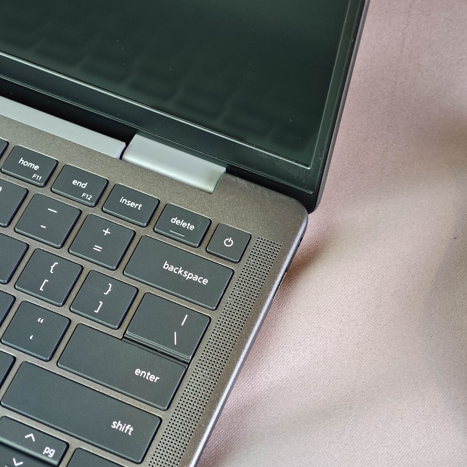 ภาพแกะกล่องสินค้า (Unboxing) แสดงสินค้าจริงและอุปกรณ์ภายในกล่อง ภาพที่ 6