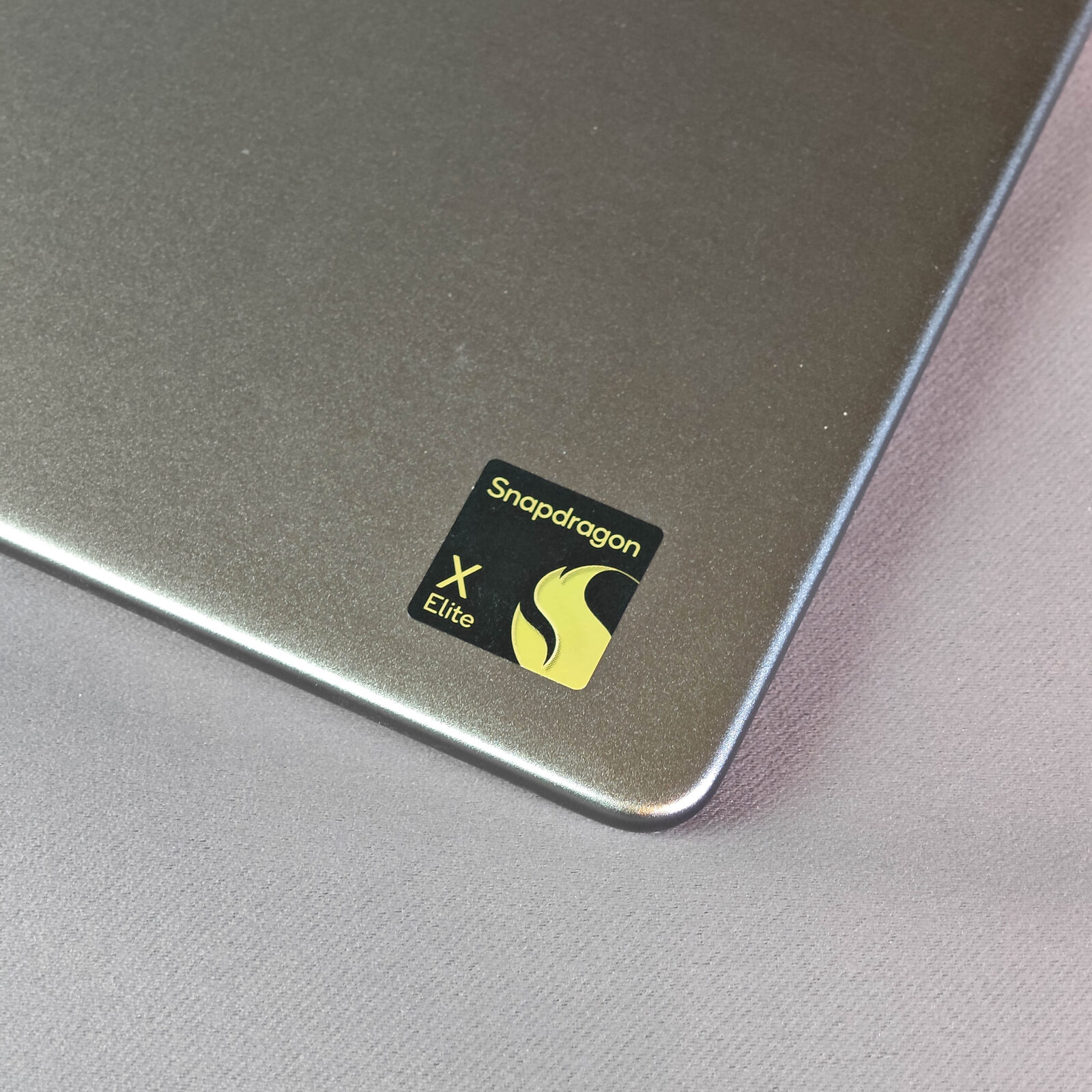 ภาพแกะกล่องสินค้า (Unboxing) แสดงสินค้าจริงและอุปกรณ์ภายในกล่อง ภาพที่ 8