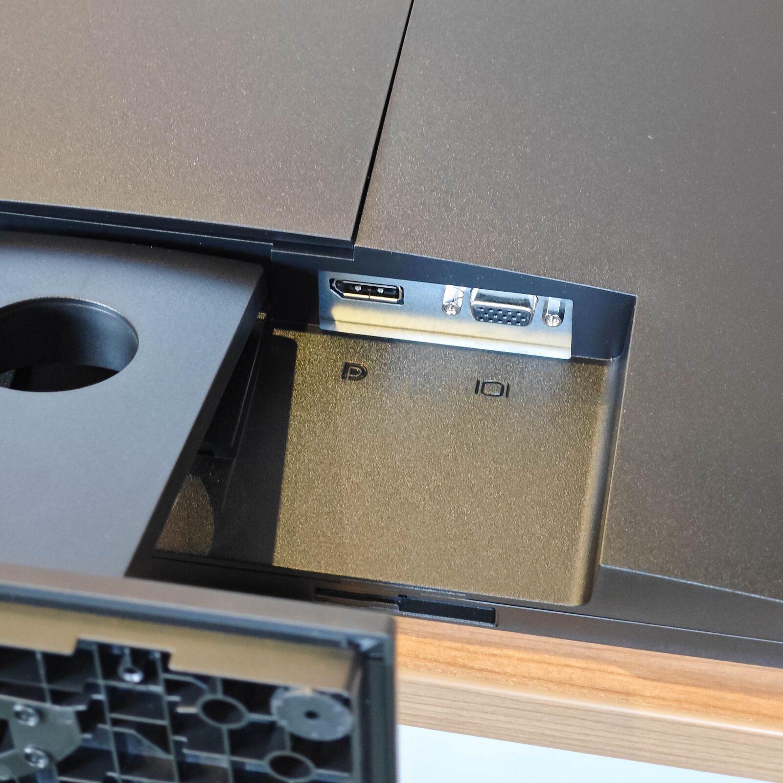 ภาพแกะกล่องสินค้า (Unboxing) แสดงสินค้าจริงและอุปกรณ์ภายในกล่อง ภาพที่ 4