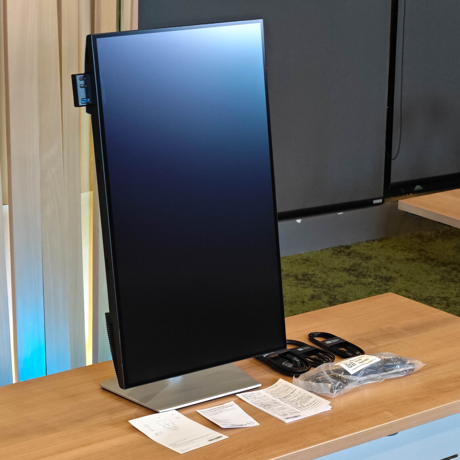 ภาพแกะกล่องสินค้า (Unboxing) แสดงสินค้าจริงและอุปกรณ์ภายในกล่อง ภาพที่ 1