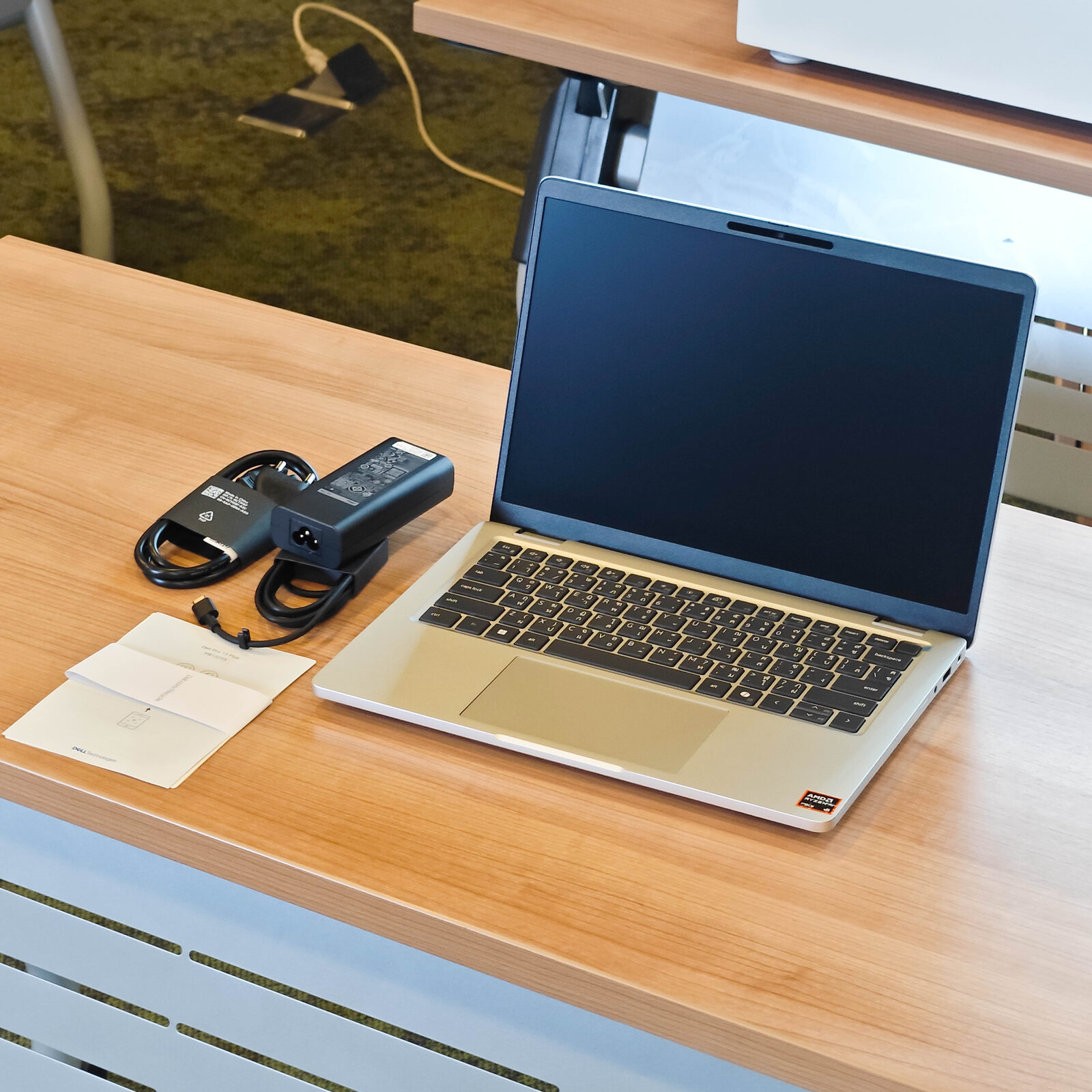 ภาพแกะกล่องสินค้า (Unboxing) แสดงสินค้าจริงและอุปกรณ์ภายในกล่อง ภาพที่ 2