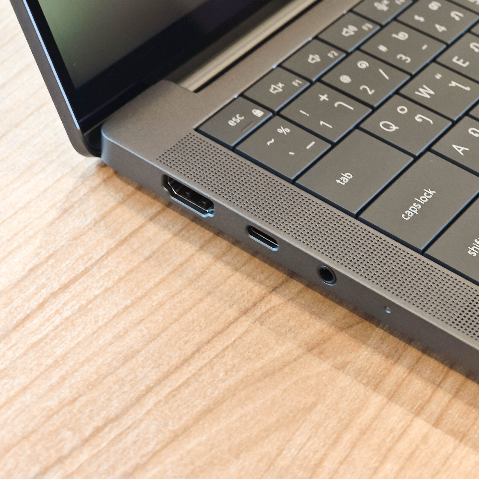 ภาพแกะกล่องสินค้า (Unboxing) แสดงสินค้าจริงและอุปกรณ์ภายในกล่อง ภาพที่ 5