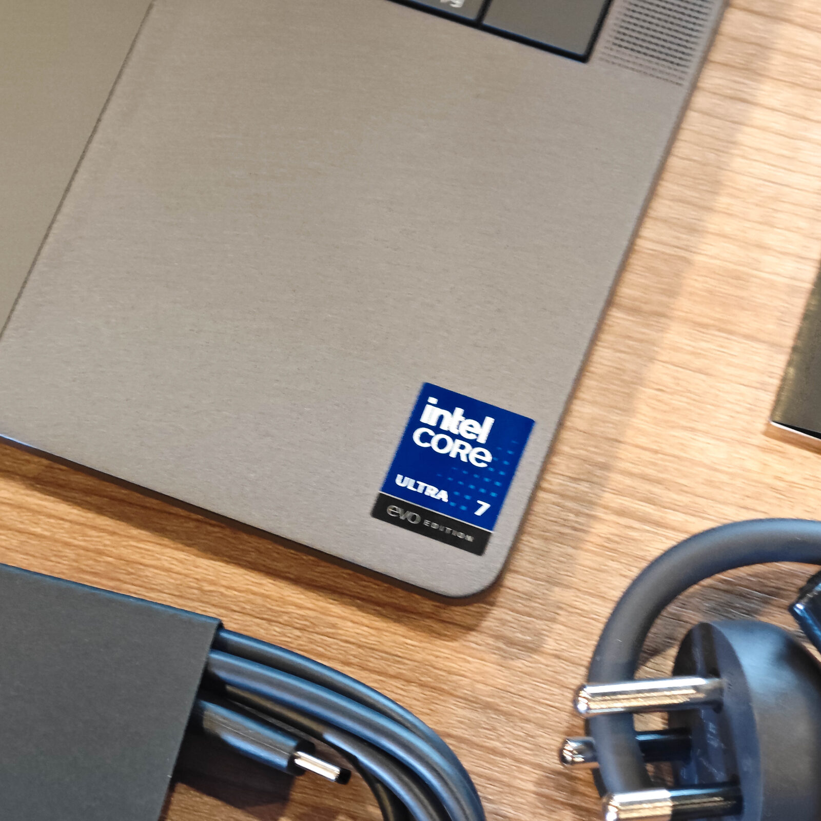 ภาพแกะกล่องสินค้า (Unboxing) แสดงสินค้าจริงและอุปกรณ์ภายในกล่อง ภาพที่ 7