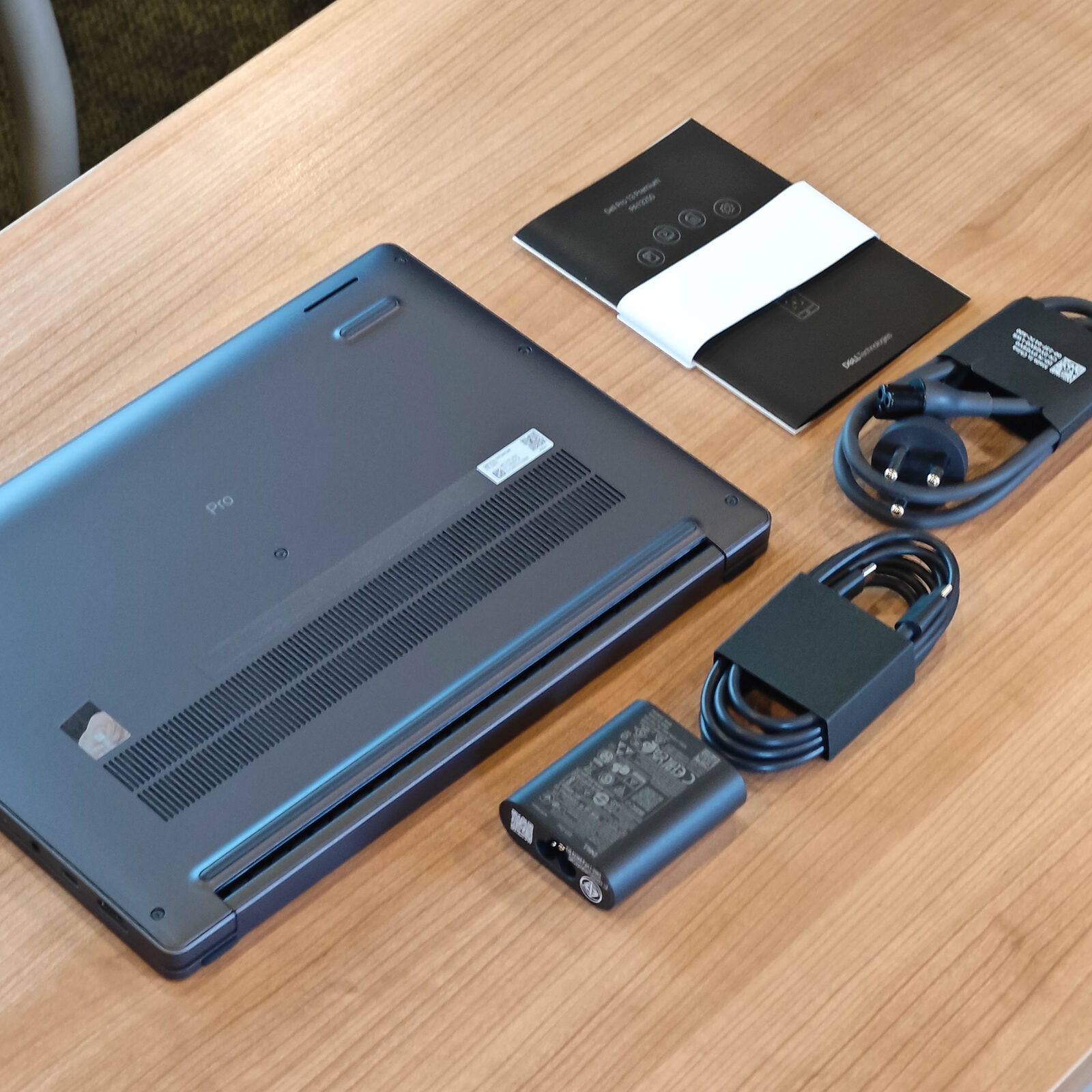 ภาพแกะกล่องสินค้า (Unboxing) แสดงสินค้าจริงและอุปกรณ์ภายในกล่อง ภาพที่ 9