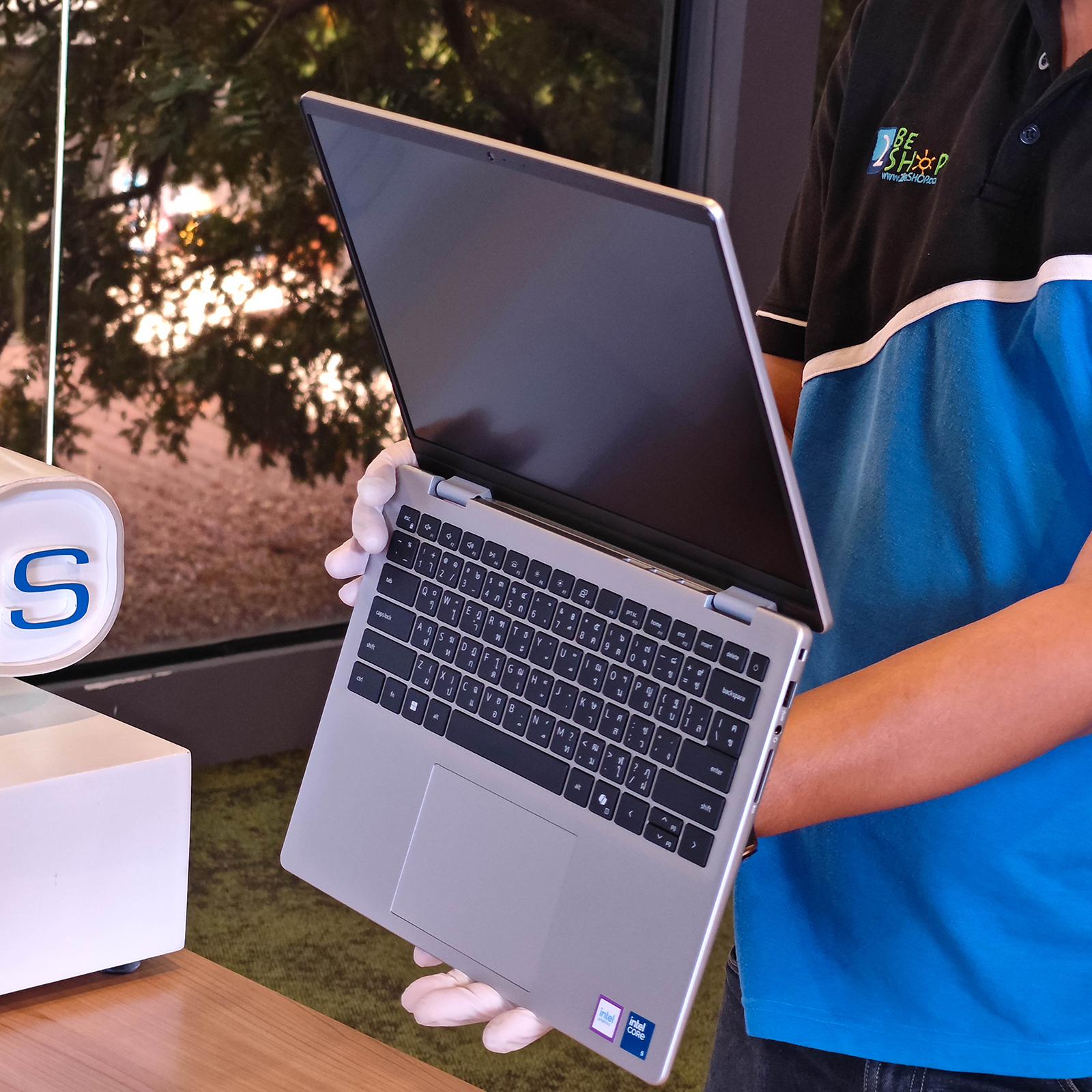 ภาพแกะกล่องสินค้า (Unboxing) แสดงสินค้าจริงและอุปกรณ์ภายในกล่อง ภาพที่ 1