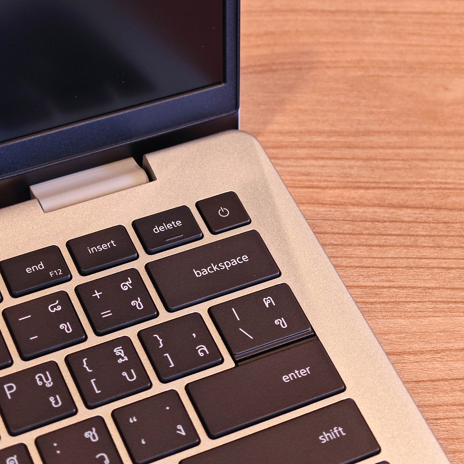 ภาพแกะกล่องสินค้า (Unboxing) แสดงสินค้าจริงและอุปกรณ์ภายในกล่อง ภาพที่ 6