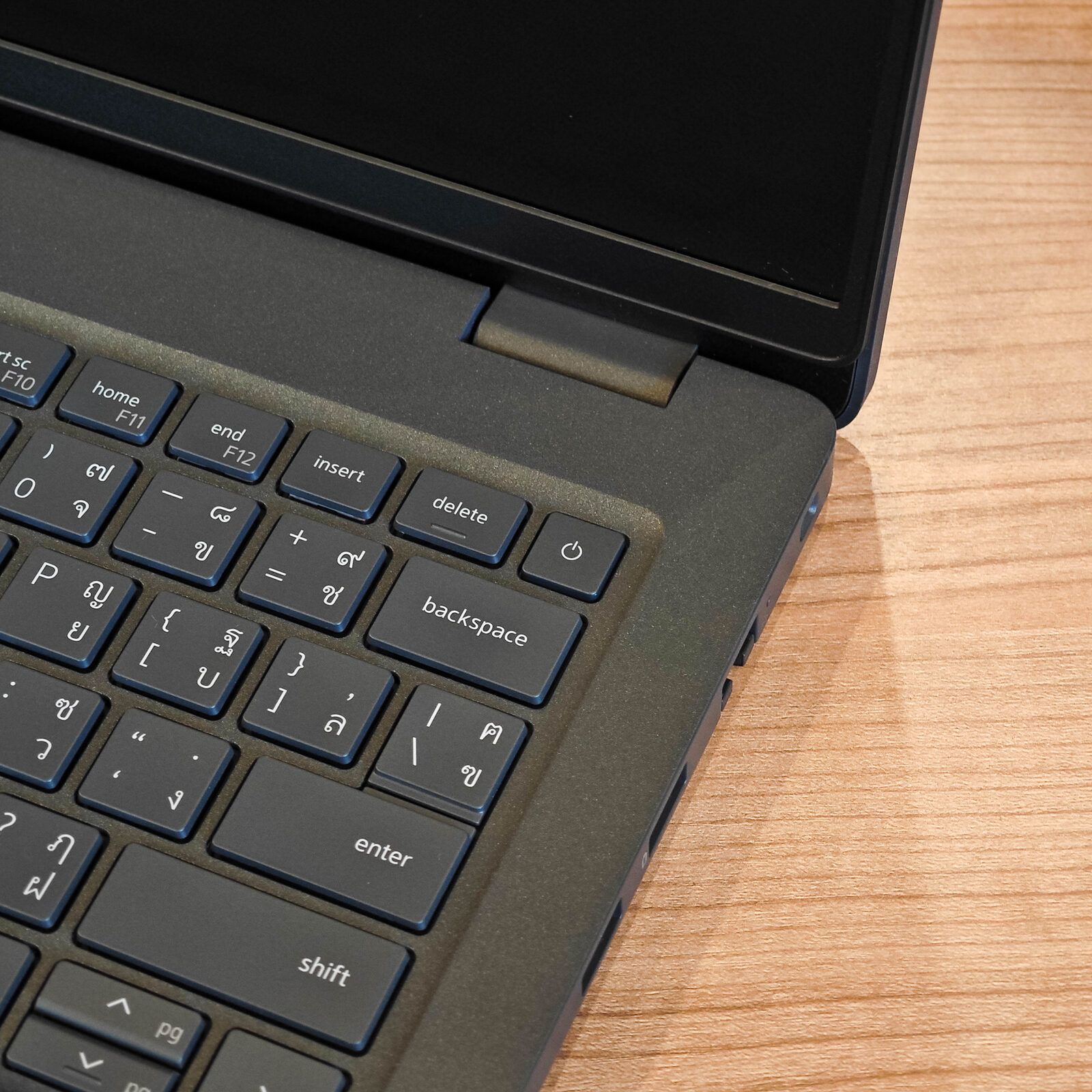 ภาพแกะกล่องสินค้า (Unboxing) แสดงสินค้าจริงและอุปกรณ์ภายในกล่อง ภาพที่ 6