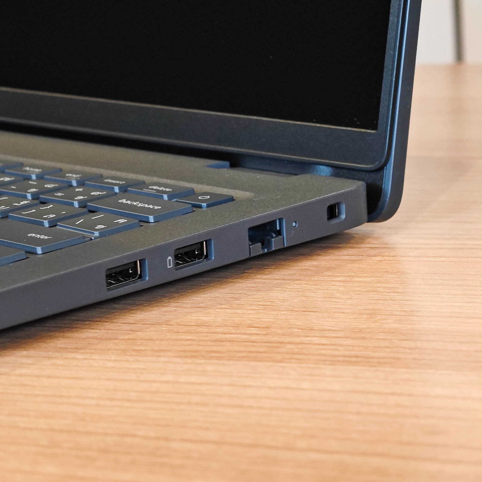 ภาพแกะกล่องสินค้า (Unboxing) แสดงสินค้าจริงและอุปกรณ์ภายในกล่อง ภาพที่ 8