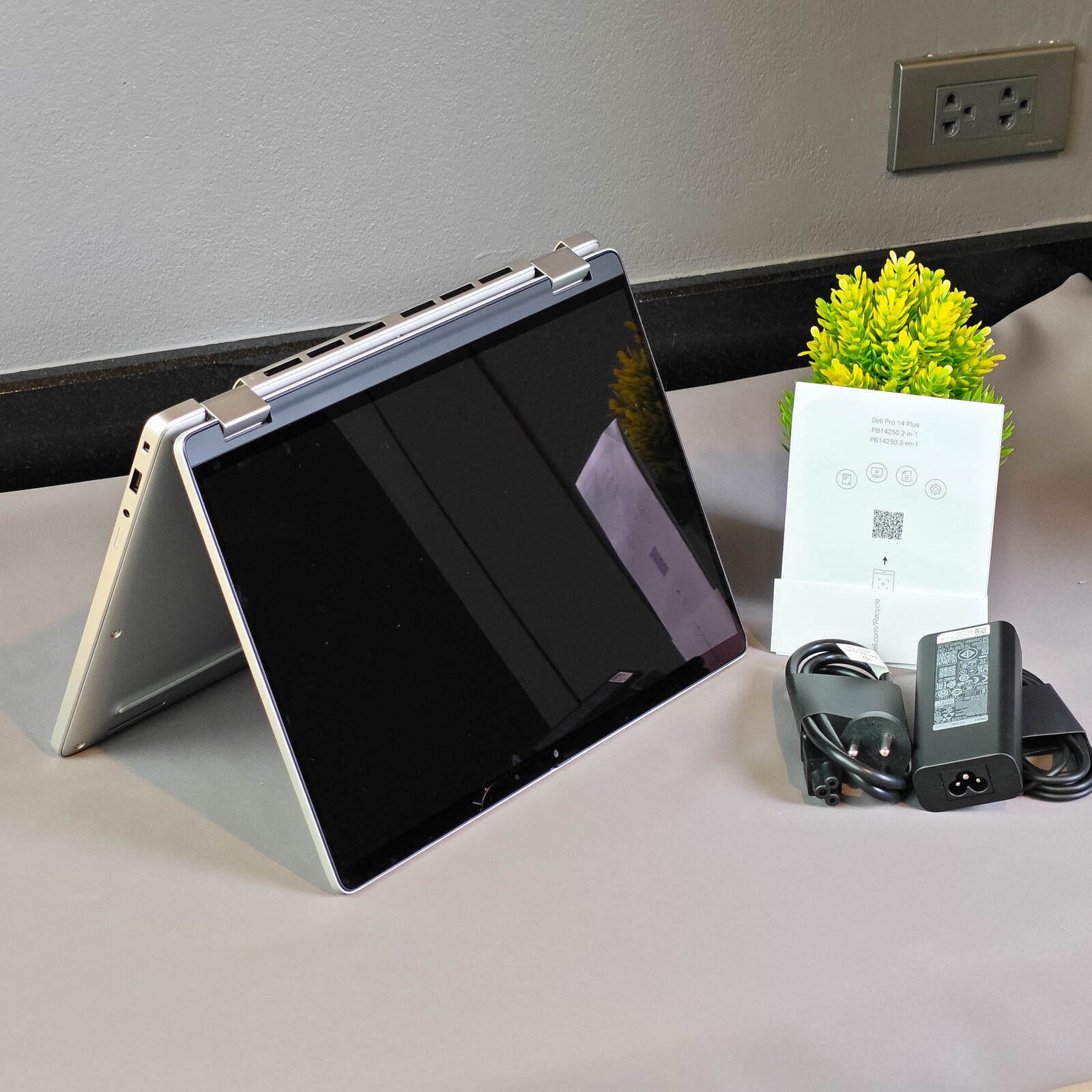 ภาพแกะกล่องสินค้า (Unboxing) แสดงสินค้าจริงและอุปกรณ์ภายในกล่อง ภาพที่ 1
