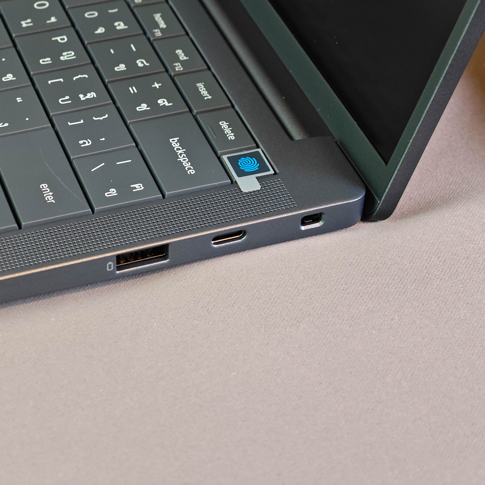 ภาพแกะกล่องสินค้า (Unboxing) แสดงสินค้าจริงและอุปกรณ์ภายในกล่อง ภาพที่ 4