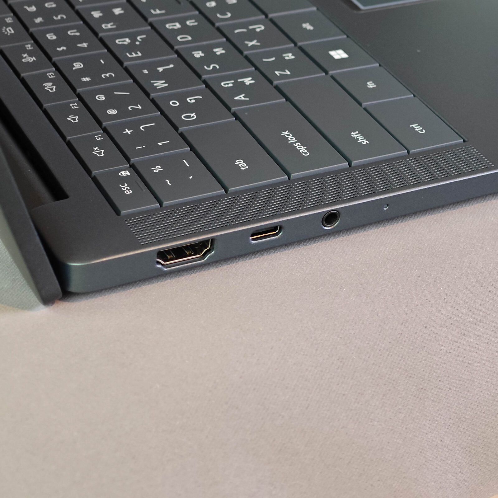 ภาพแกะกล่องสินค้า (Unboxing) แสดงสินค้าจริงและอุปกรณ์ภายในกล่อง ภาพที่ 5