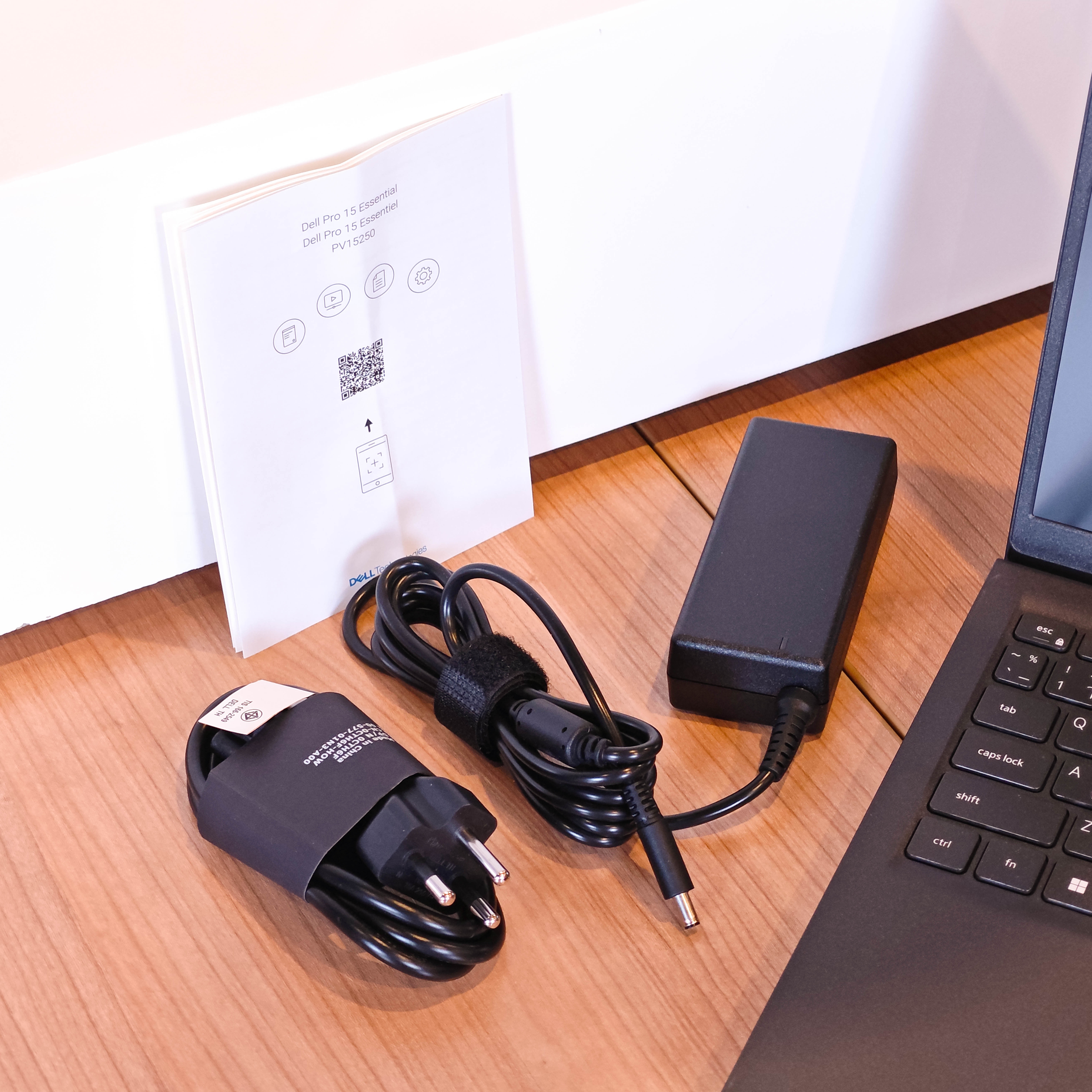 ภาพแกะกล่องสินค้า (Unboxing) แสดงสินค้าจริงและอุปกรณ์ภายในกล่อง ภาพที่ 3