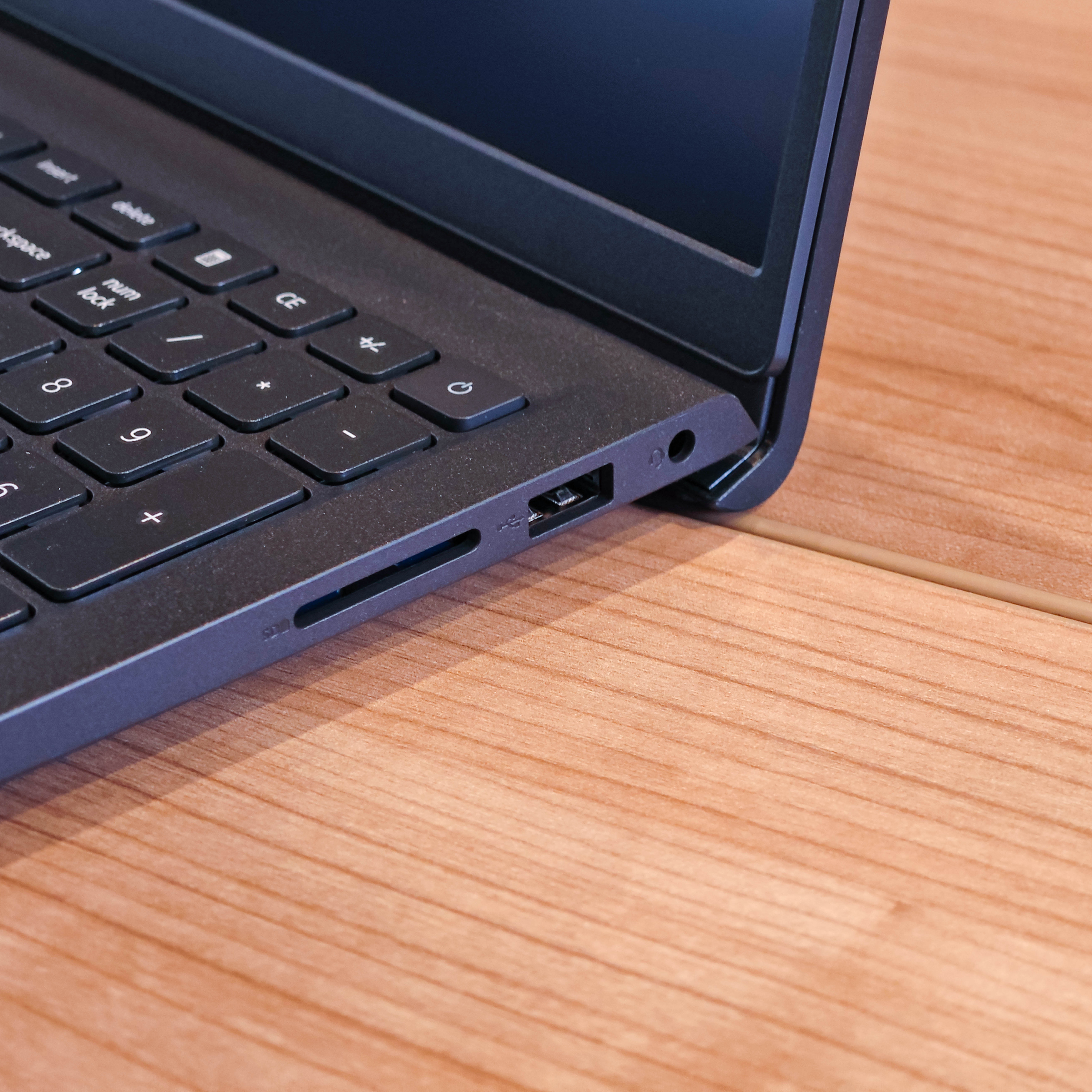 ภาพแกะกล่องสินค้า (Unboxing) แสดงสินค้าจริงและอุปกรณ์ภายในกล่อง ภาพที่ 8