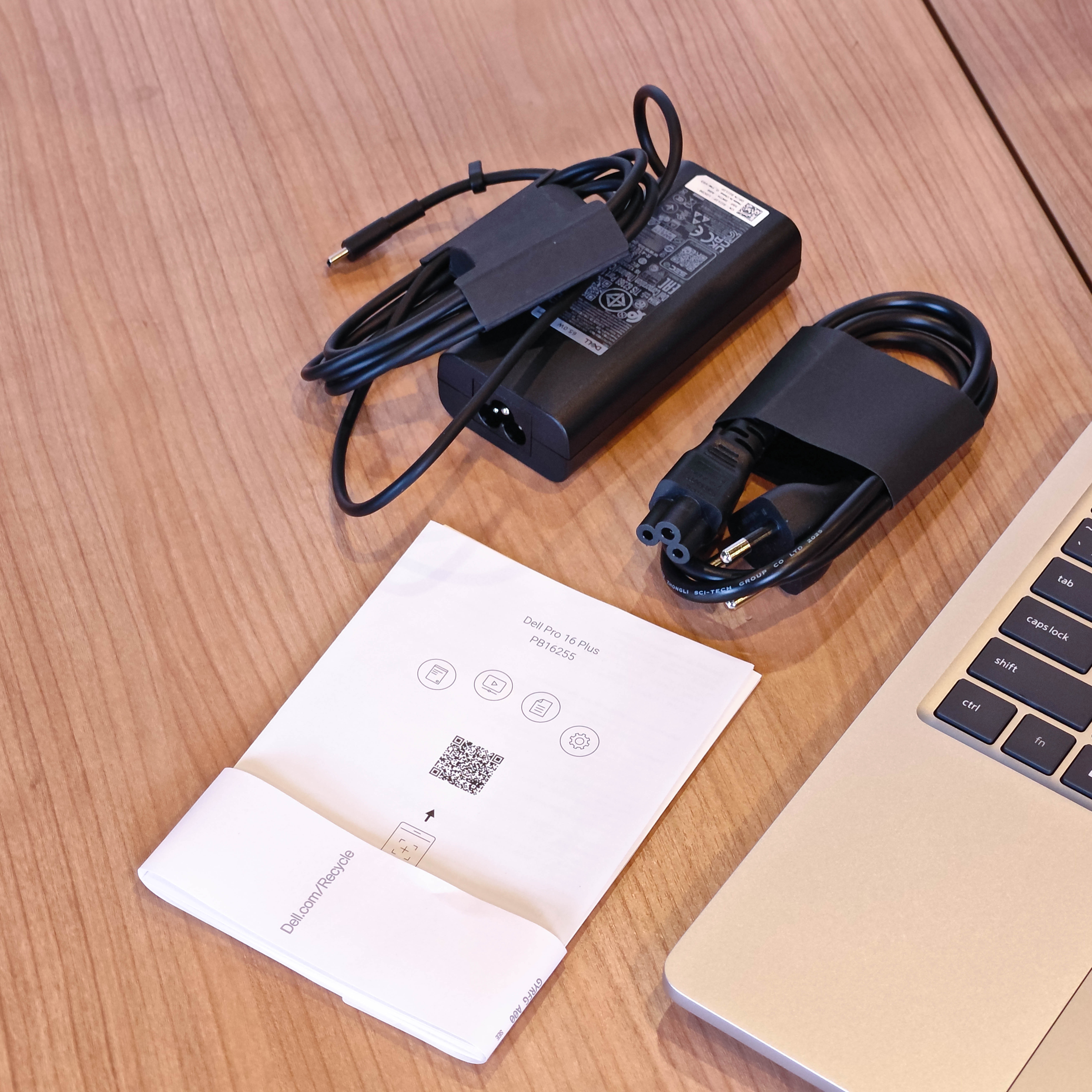 ภาพแกะกล่องสินค้า (Unboxing) แสดงสินค้าจริงและอุปกรณ์ภายในกล่อง ภาพที่ 3