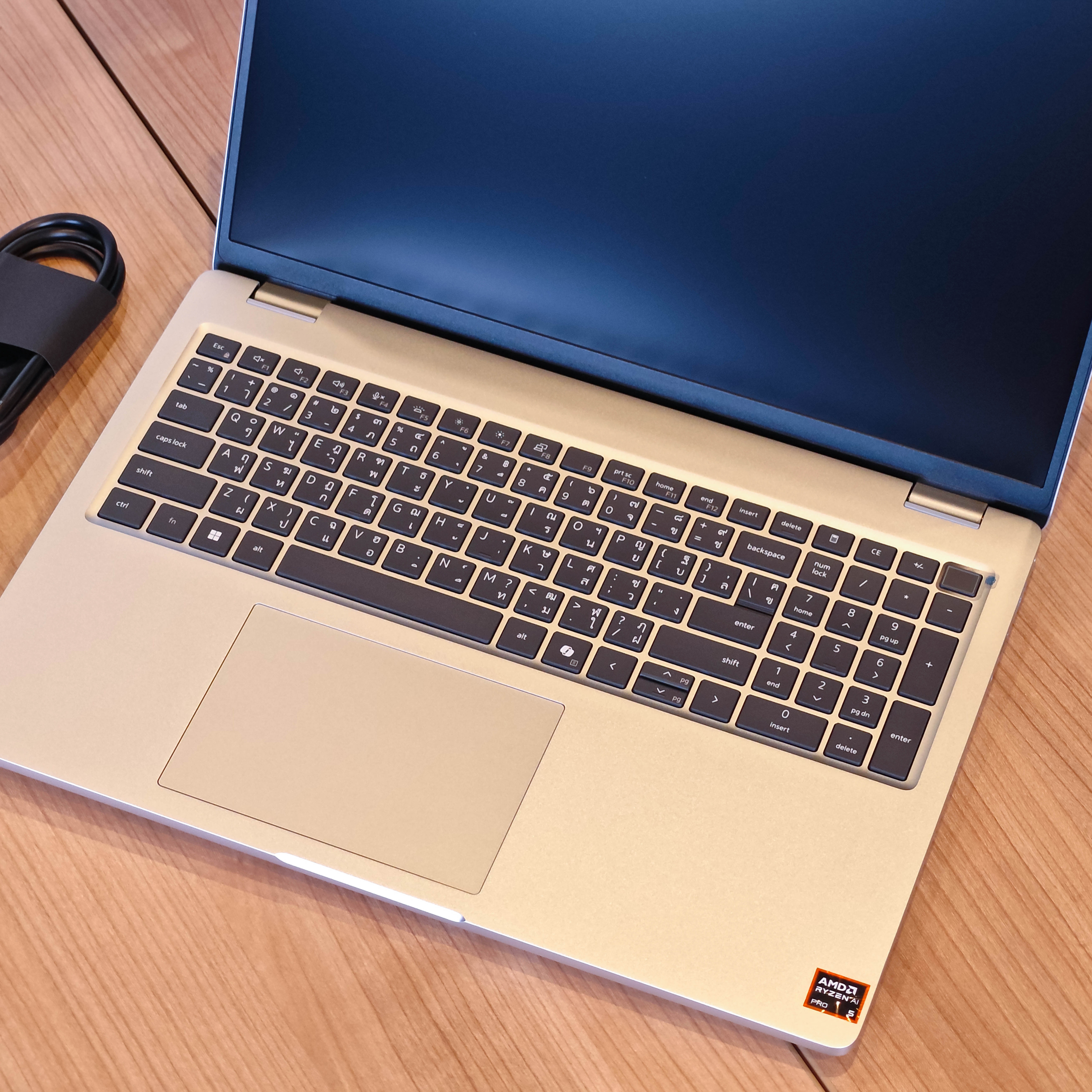 ภาพแกะกล่องสินค้า (Unboxing) แสดงสินค้าจริงและอุปกรณ์ภายในกล่อง ภาพที่ 4