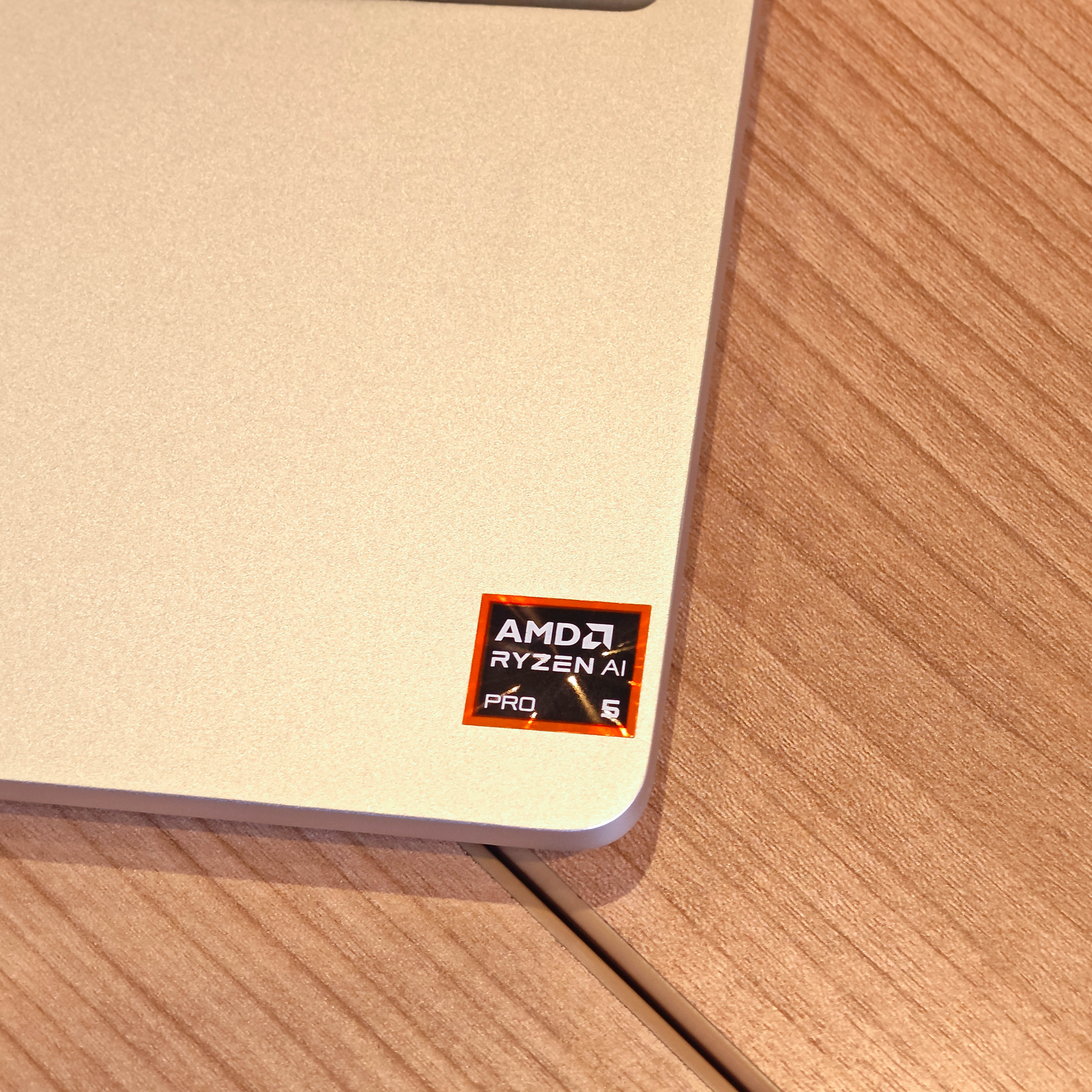 ภาพแกะกล่องสินค้า (Unboxing) แสดงสินค้าจริงและอุปกรณ์ภายในกล่อง ภาพที่ 7