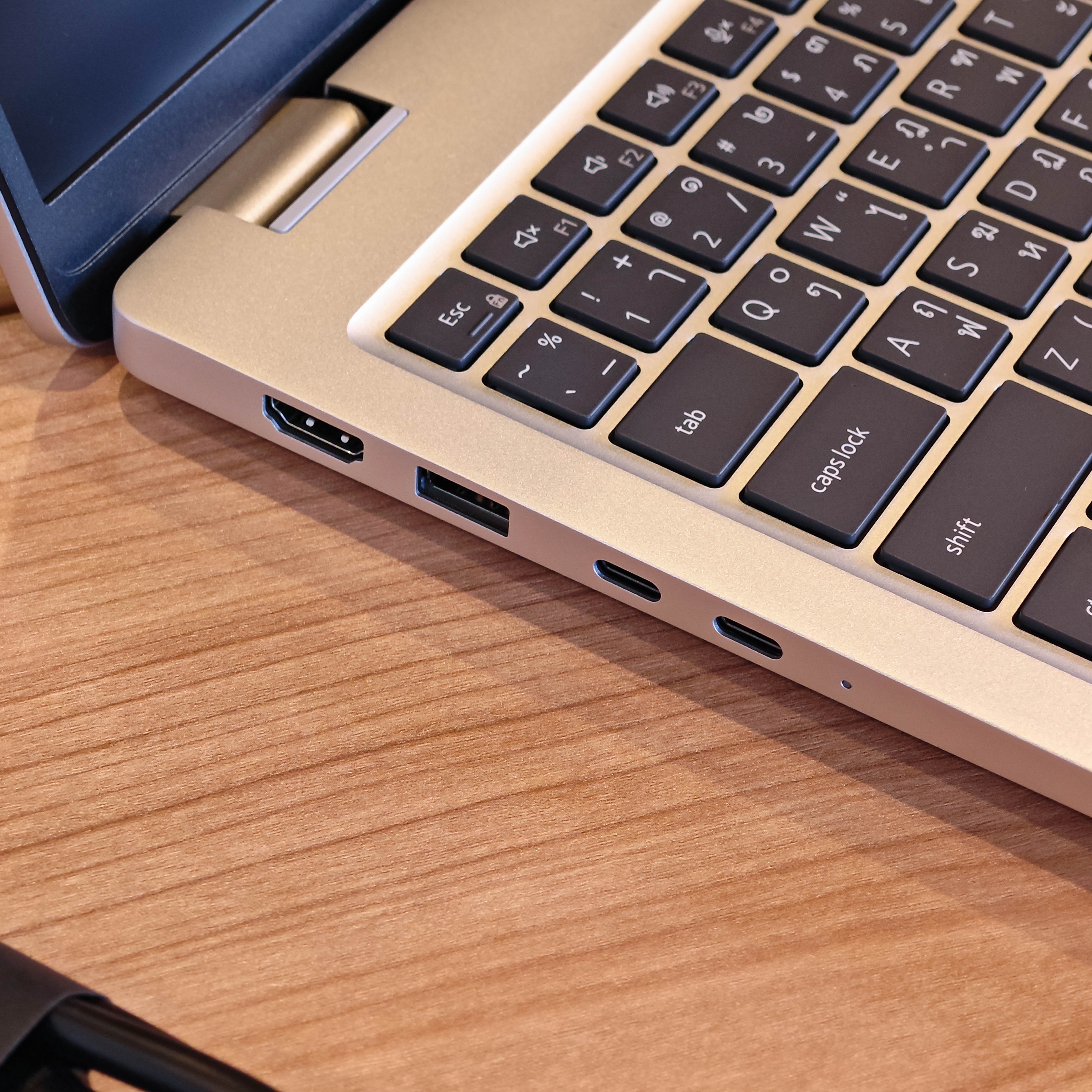 ภาพแกะกล่องสินค้า (Unboxing) แสดงสินค้าจริงและอุปกรณ์ภายในกล่อง ภาพที่ 8