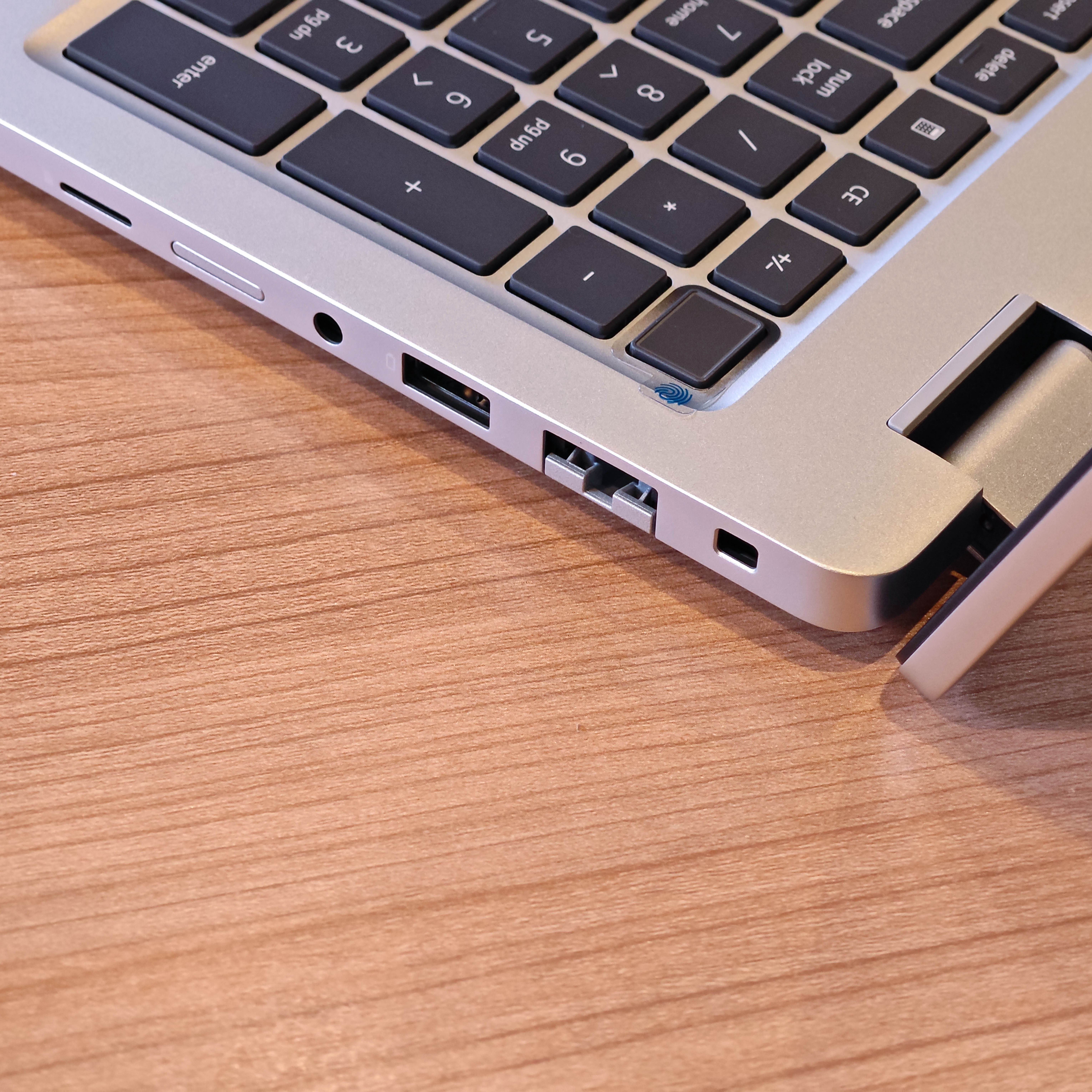 ภาพแกะกล่องสินค้า (Unboxing) แสดงสินค้าจริงและอุปกรณ์ภายในกล่อง ภาพที่ 9