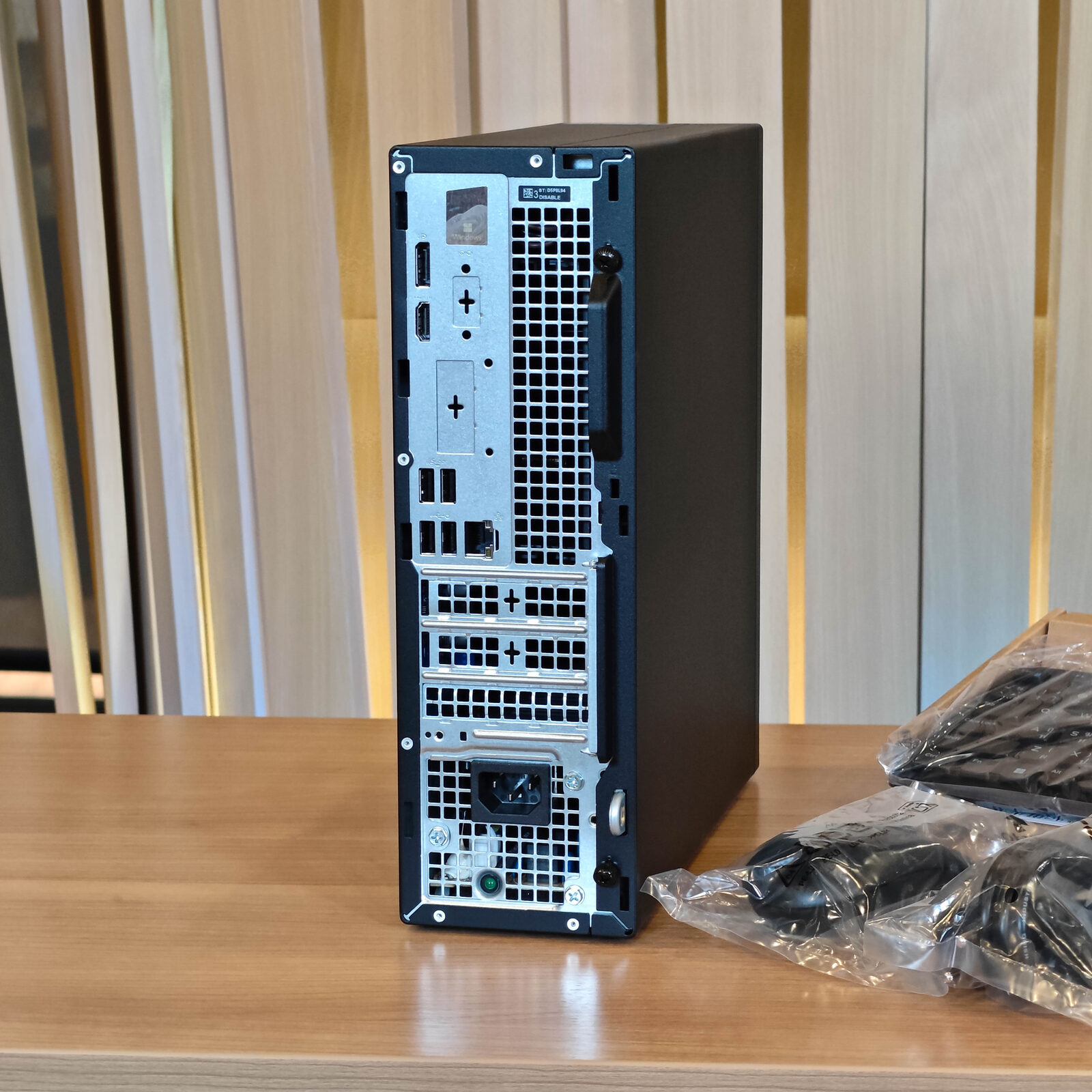 ภาพแกะกล่องสินค้า (Unboxing) แสดงสินค้าจริงและอุปกรณ์ภายในกล่อง ภาพที่ 2