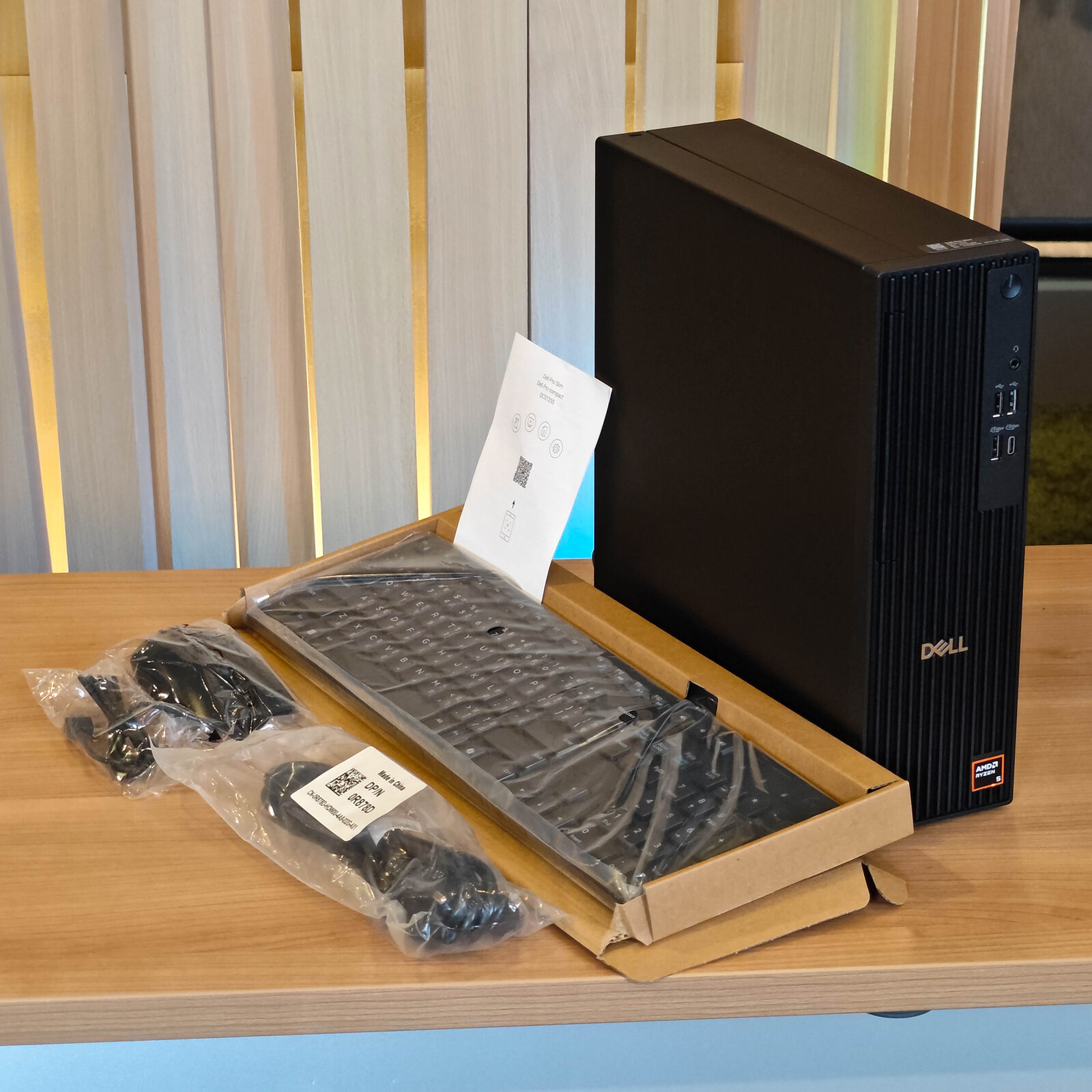 ภาพแกะกล่องสินค้า (Unboxing) แสดงสินค้าจริงและอุปกรณ์ภายในกล่อง ภาพที่ 1