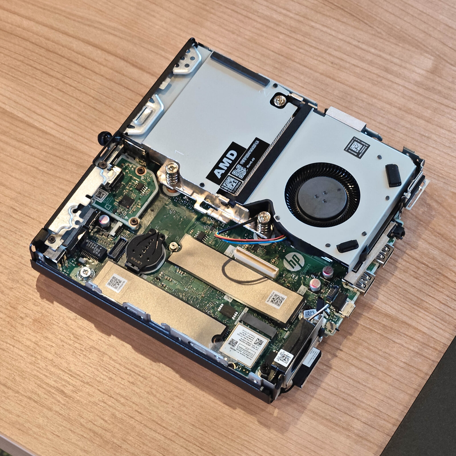 ภาพแกะกล่องสินค้า (Unboxing) แสดงสินค้าจริงและอุปกรณ์ภายในกล่อง ภาพที่ 4