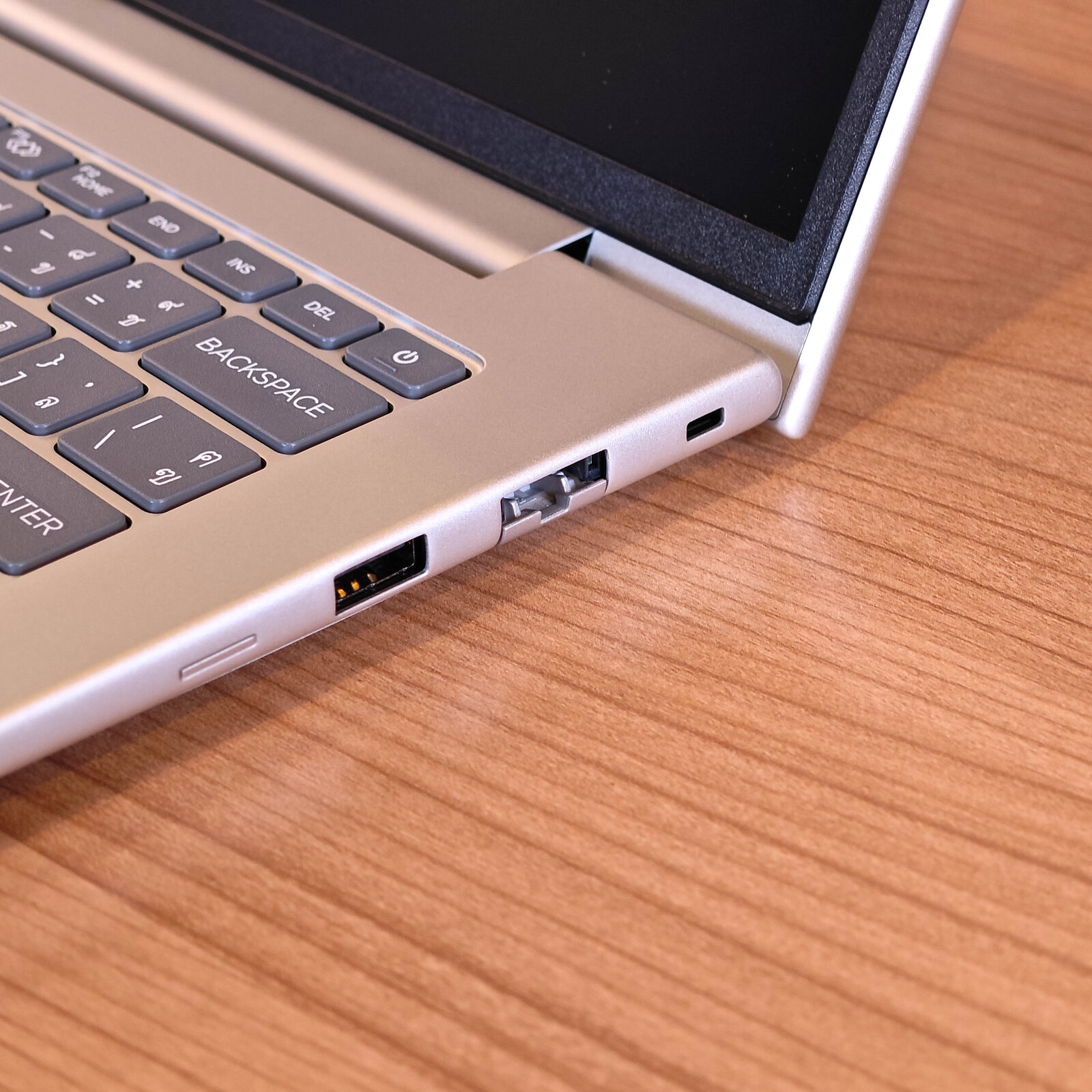 ภาพแกะกล่องสินค้า (Unboxing) แสดงสินค้าจริงและอุปกรณ์ภายในกล่อง ภาพที่ 4