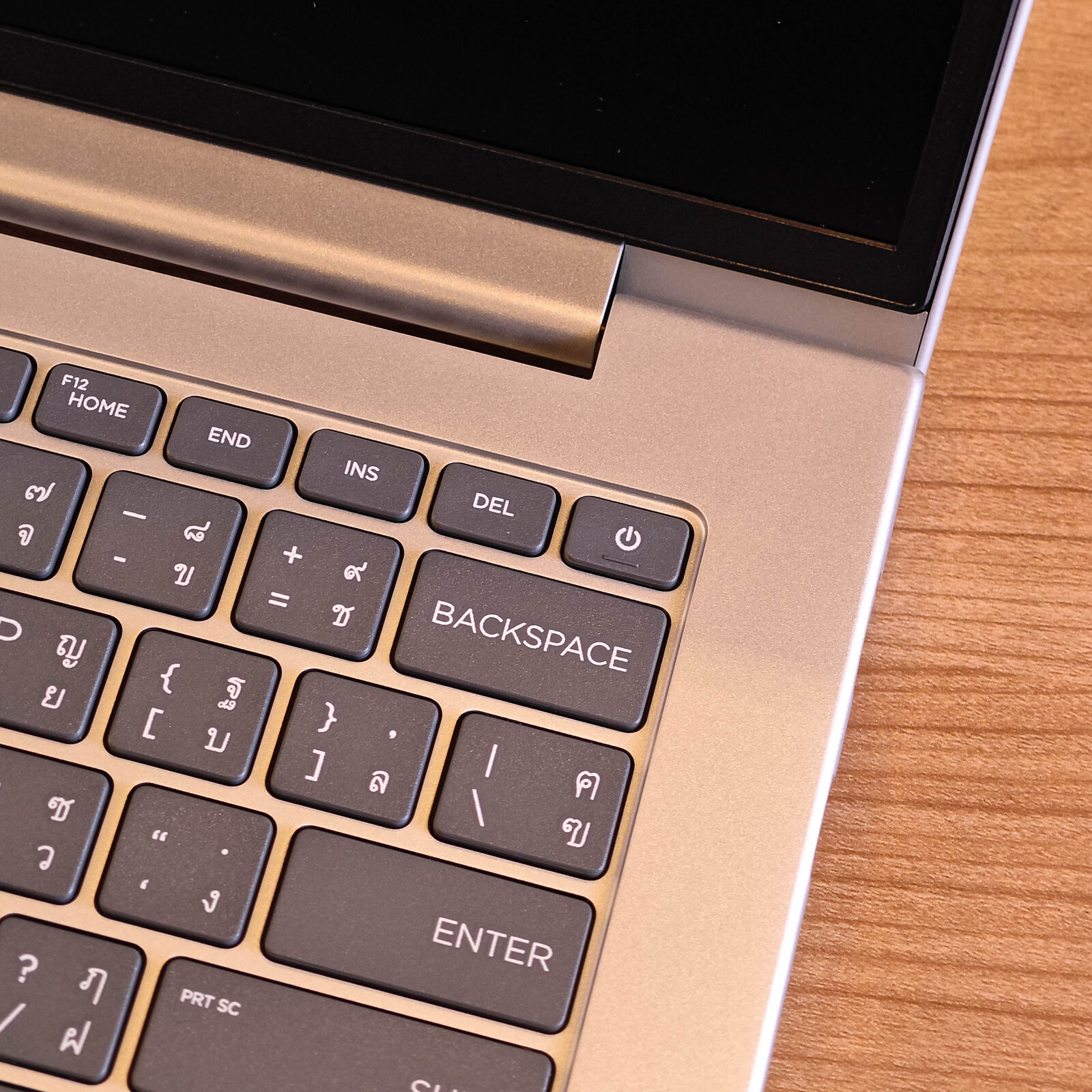 ภาพแกะกล่องสินค้า (Unboxing) แสดงสินค้าจริงและอุปกรณ์ภายในกล่อง ภาพที่ 7