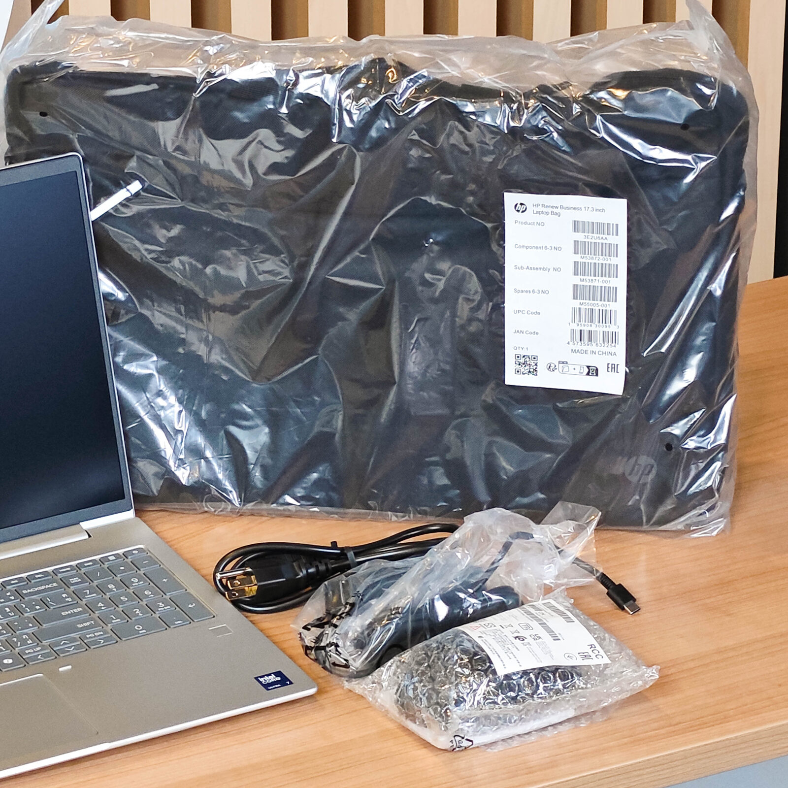 ภาพแกะกล่องสินค้า (Unboxing) แสดงสินค้าจริงและอุปกรณ์ภายในกล่อง ภาพที่ 4