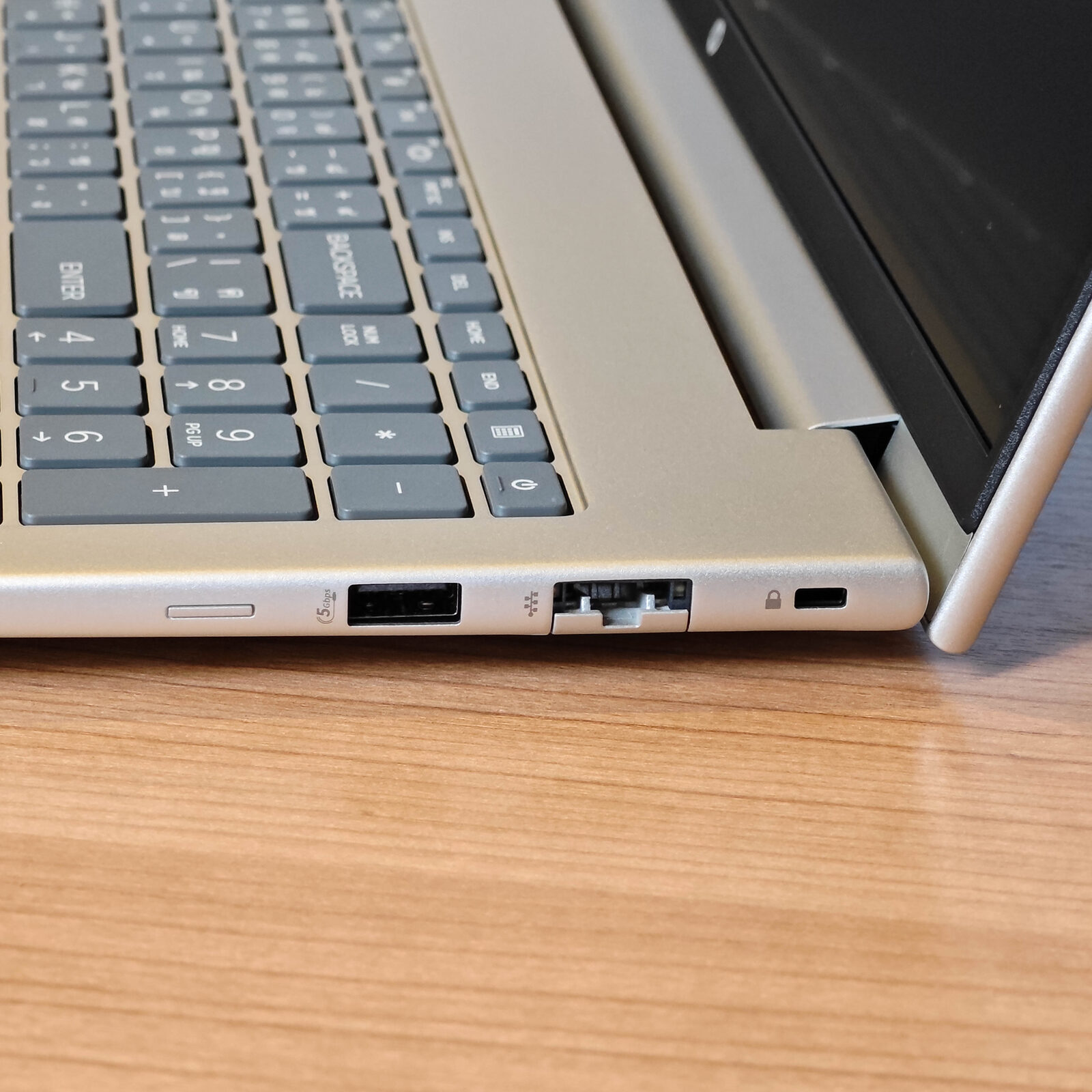 ภาพแกะกล่องสินค้า (Unboxing) แสดงสินค้าจริงและอุปกรณ์ภายในกล่อง ภาพที่ 9