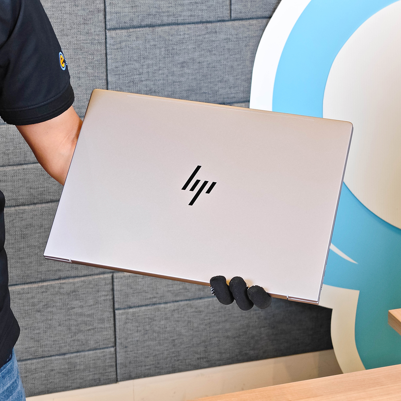ภาพแกะกล่องสินค้า (Unboxing) แสดงสินค้าจริงและอุปกรณ์ภายในกล่อง ภาพที่ 1