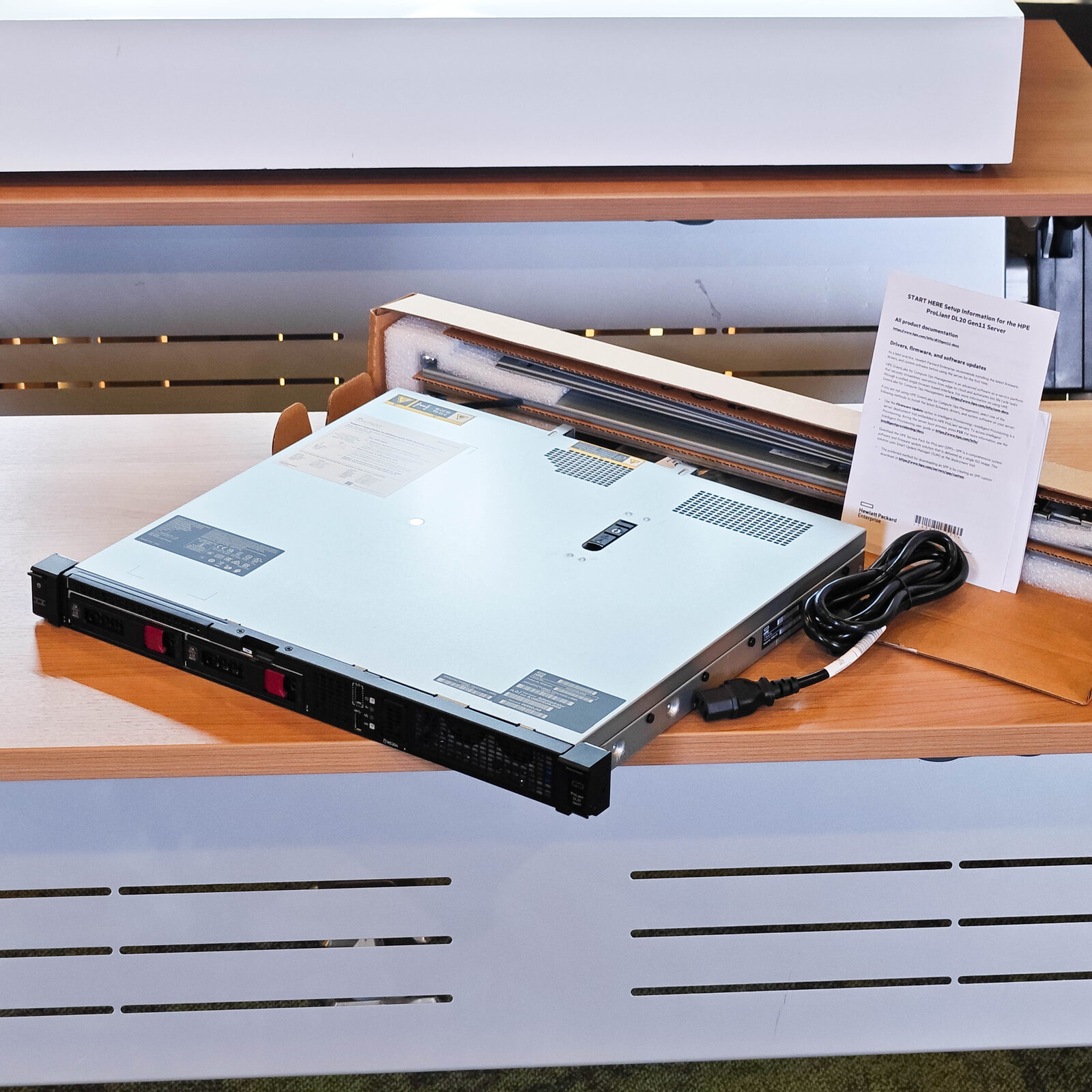 ภาพแกะกล่องสินค้า (Unboxing) แสดงสินค้าจริงและอุปกรณ์ภายในกล่อง ภาพที่ 2