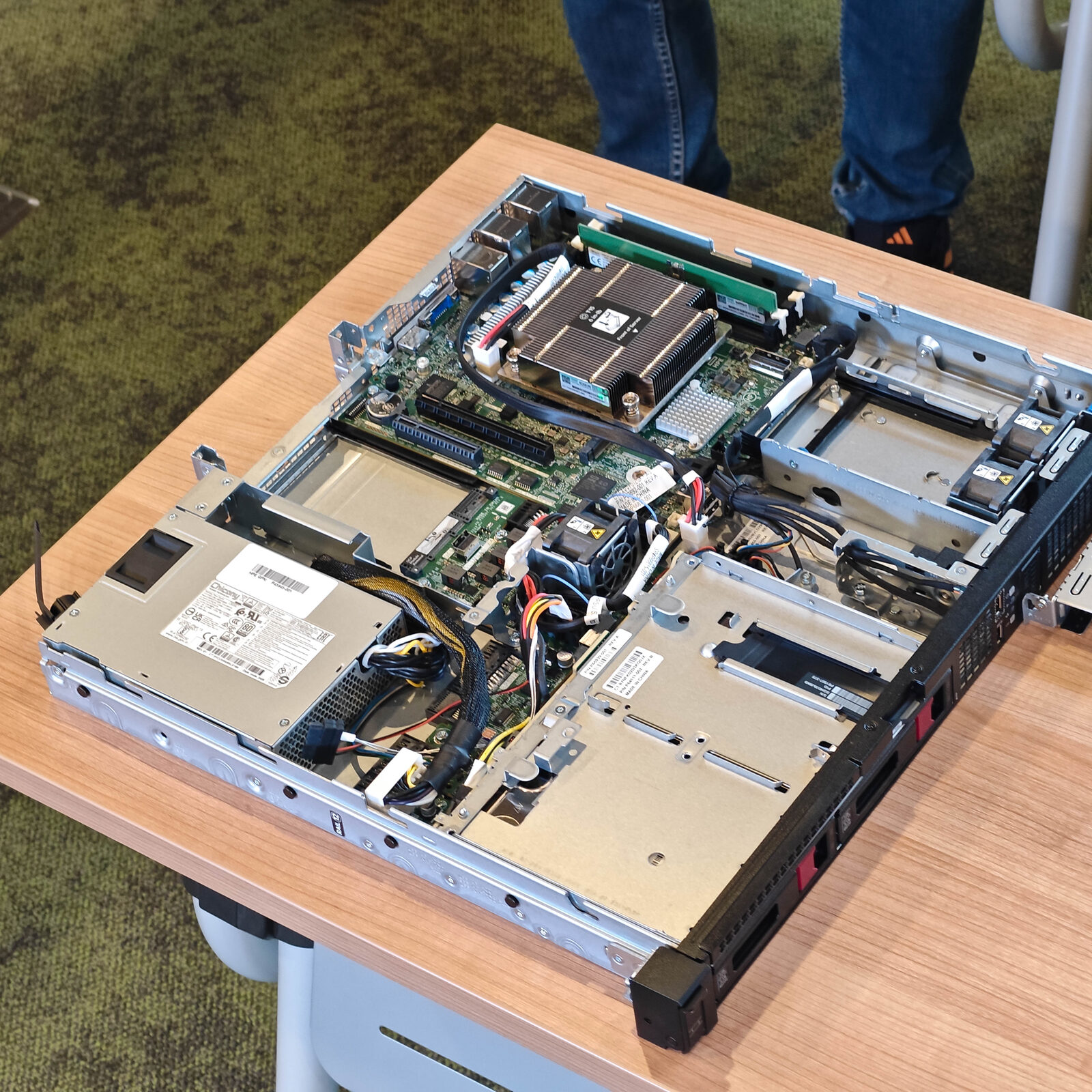 ภาพแกะกล่องสินค้า (Unboxing) แสดงสินค้าจริงและอุปกรณ์ภายในกล่อง ภาพที่ 3