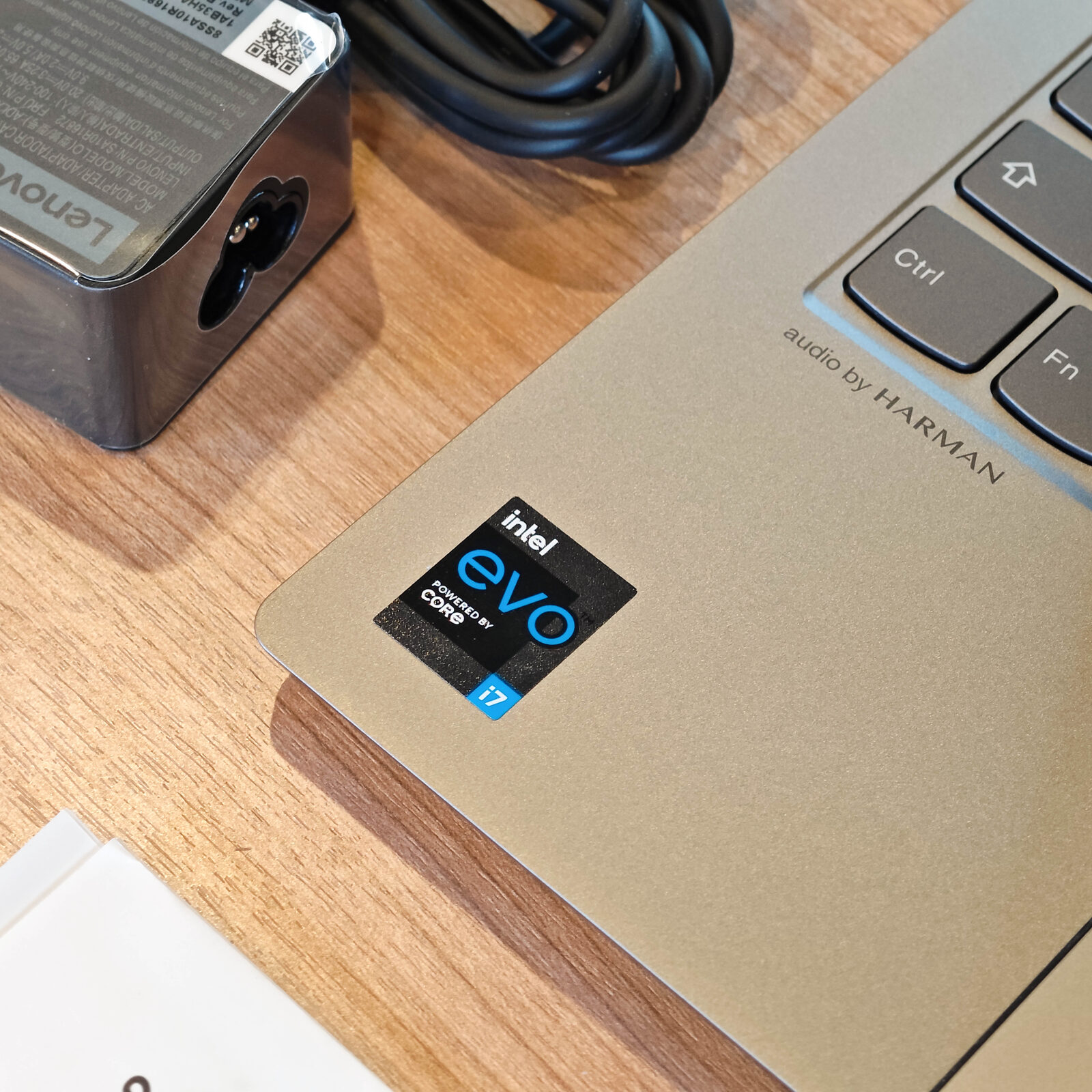 ภาพแกะกล่องสินค้า (Unboxing) แสดงสินค้าจริงและอุปกรณ์ภายในกล่อง ภาพที่ 4