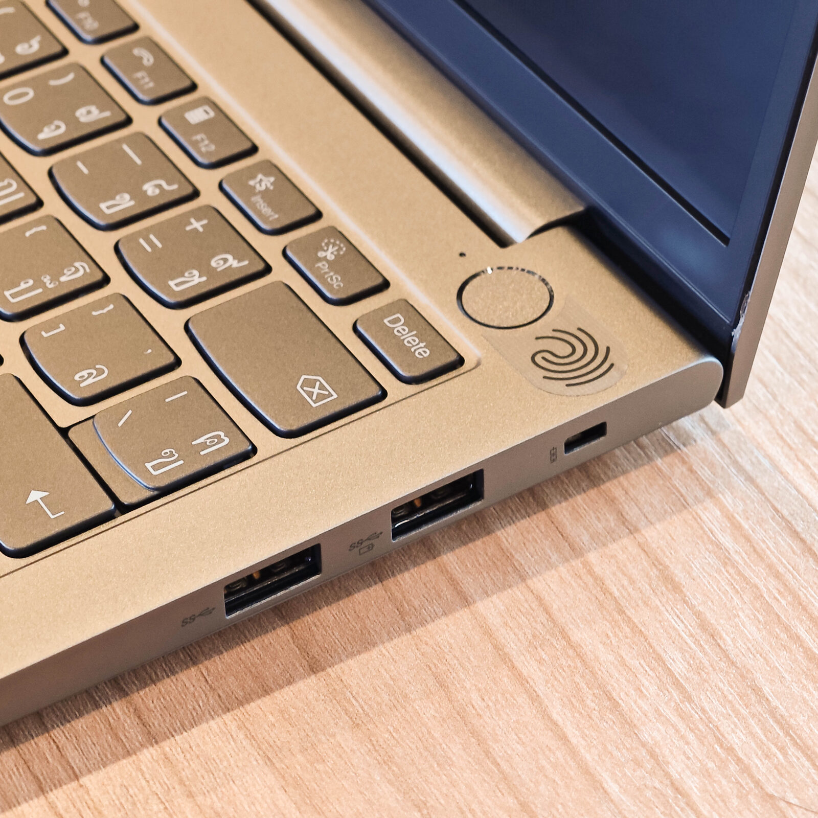 ภาพแกะกล่องสินค้า (Unboxing) แสดงสินค้าจริงและอุปกรณ์ภายในกล่อง ภาพที่ 7