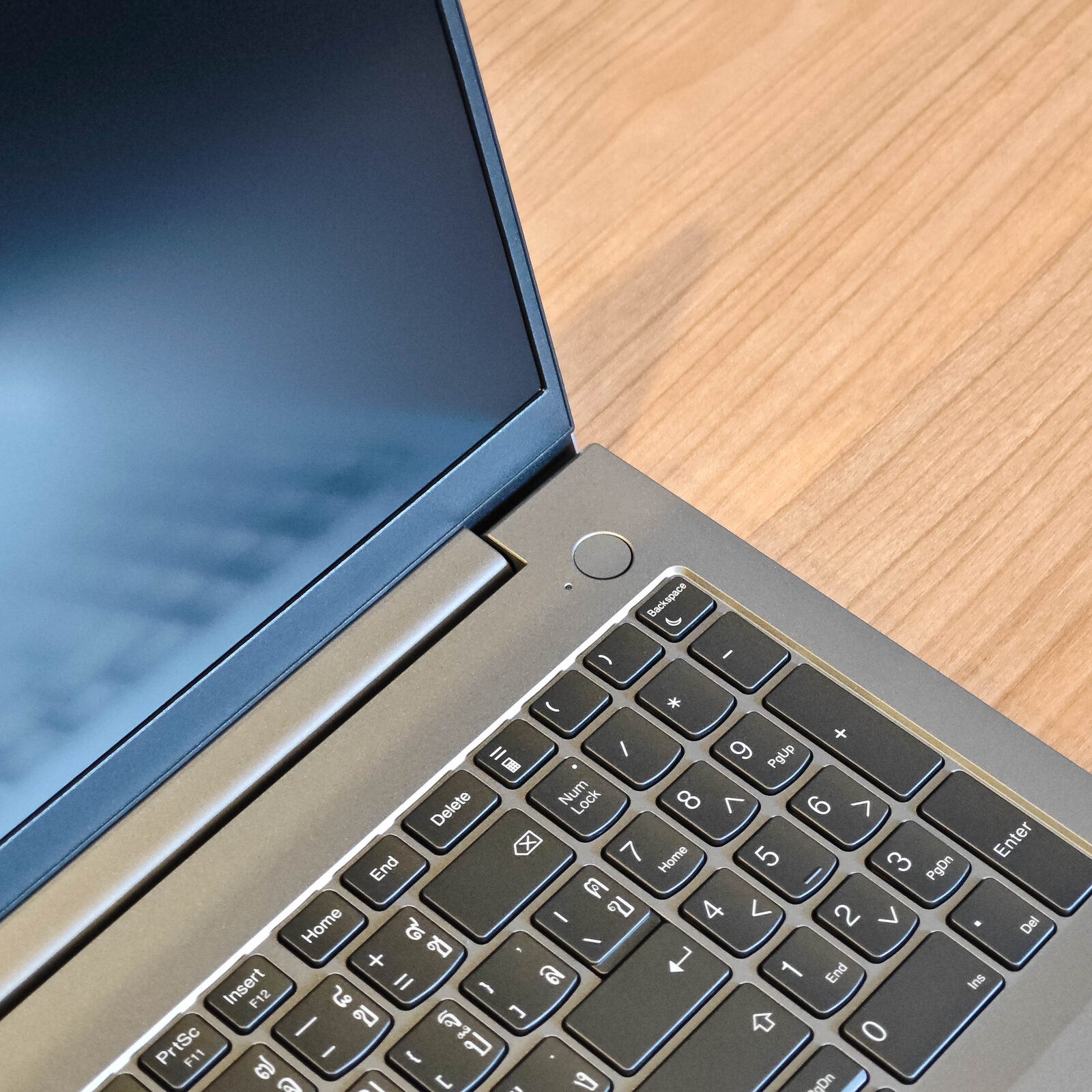 ภาพแกะกล่องสินค้า (Unboxing) แสดงสินค้าจริงและอุปกรณ์ภายในกล่อง ภาพที่ 3