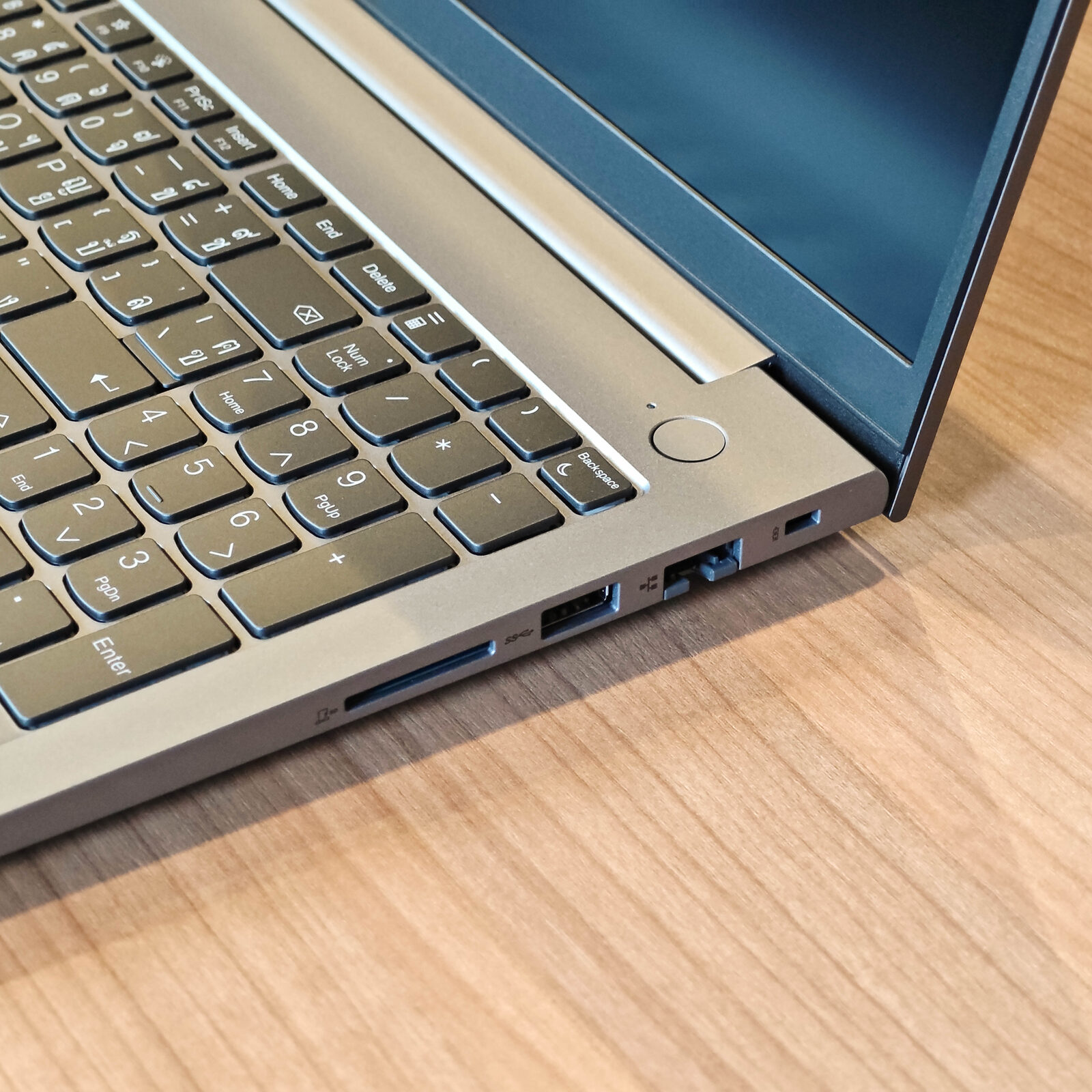 ภาพแกะกล่องสินค้า (Unboxing) แสดงสินค้าจริงและอุปกรณ์ภายในกล่อง ภาพที่ 9