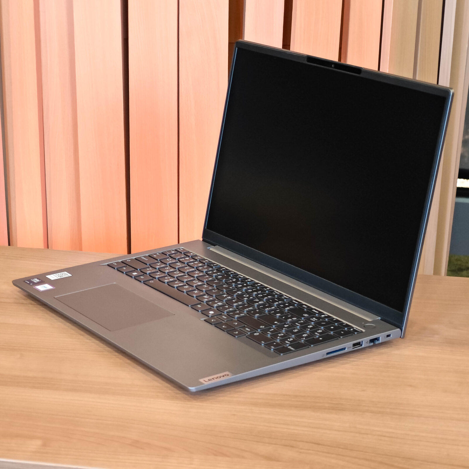 ภาพแกะกล่องสินค้า (Unboxing) แสดงสินค้าจริงและอุปกรณ์ภายในกล่อง ภาพที่ 1